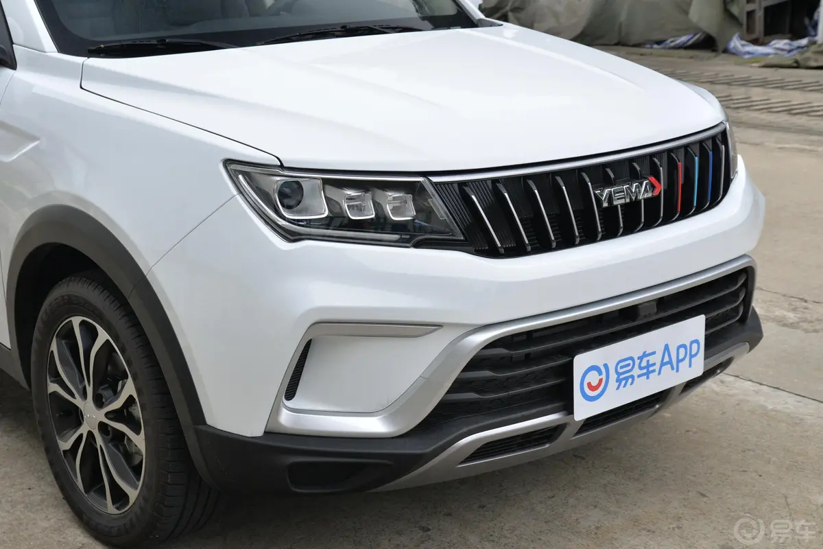 博骏运动版 1.5T CVT 精英型前格栅侧俯拍