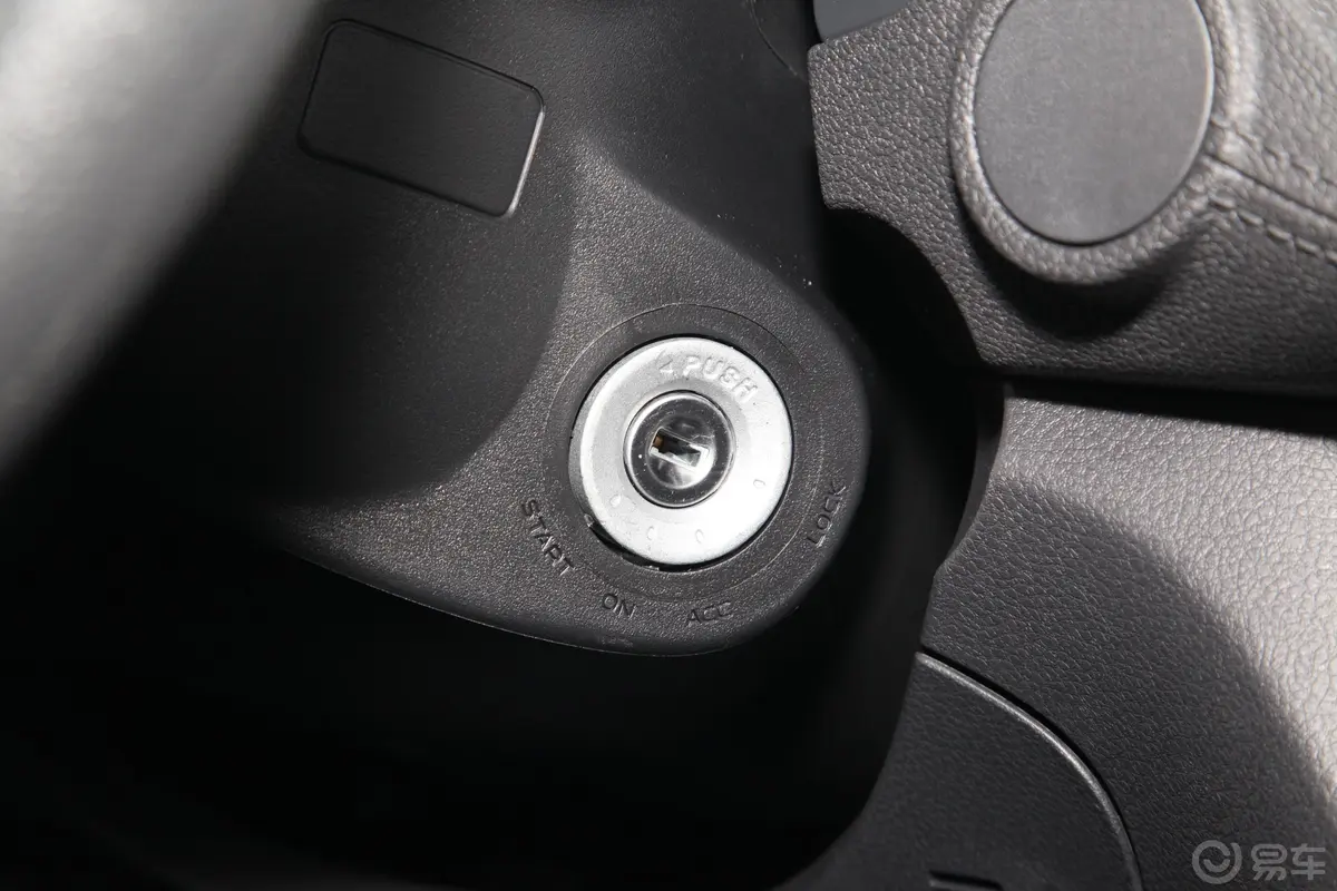 瑞迈S改款 加长版 2.5T 手动四驱领航版 柴油 国VI钥匙孔或一键启动按键