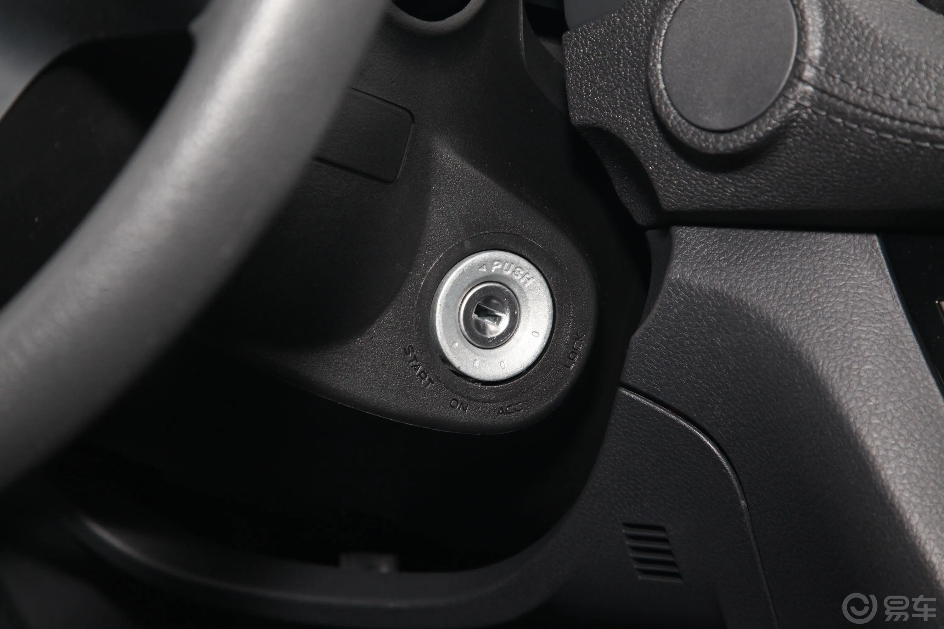 瑞迈S改款 标轴版 2.5T 手动四驱领航版 柴油 国VI钥匙孔或一键启动按键