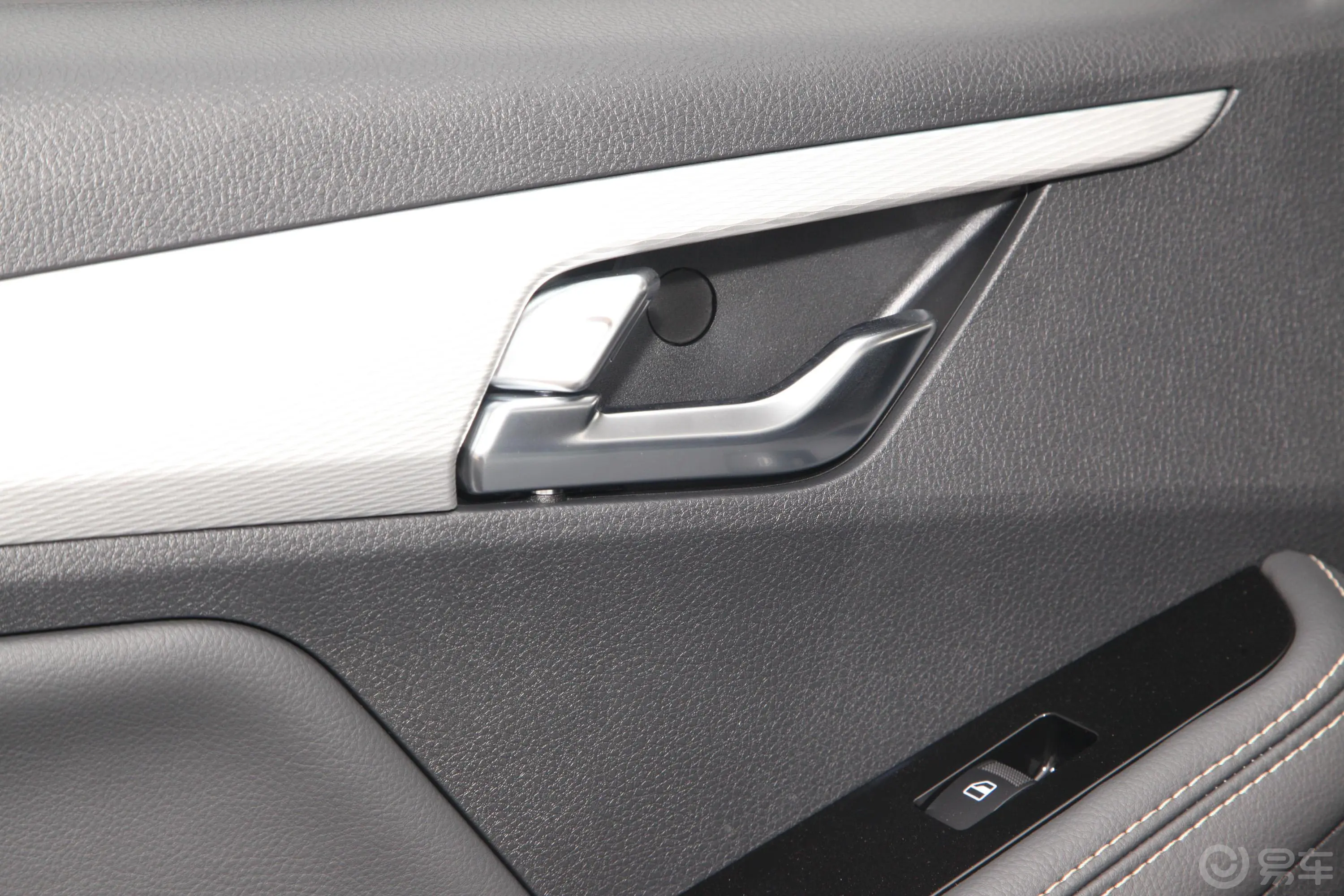 瑞迈S改款 标轴版 2.5T 手动四驱领航版 柴油 国VI后排功能