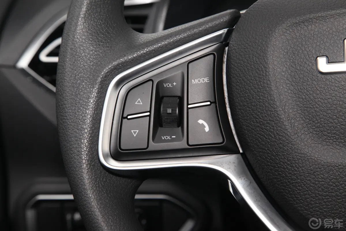 瑞迈S改款 加长版 2.5T 手动四驱领航版 柴油 国VI左侧方向盘功能按键