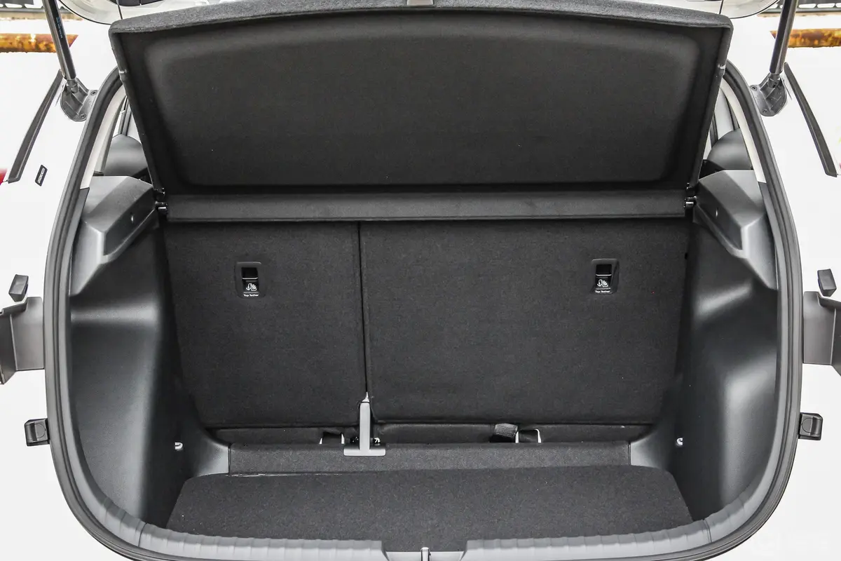 柯米克改款 GT TSI230 双离合 舒适版后备厢空间特写