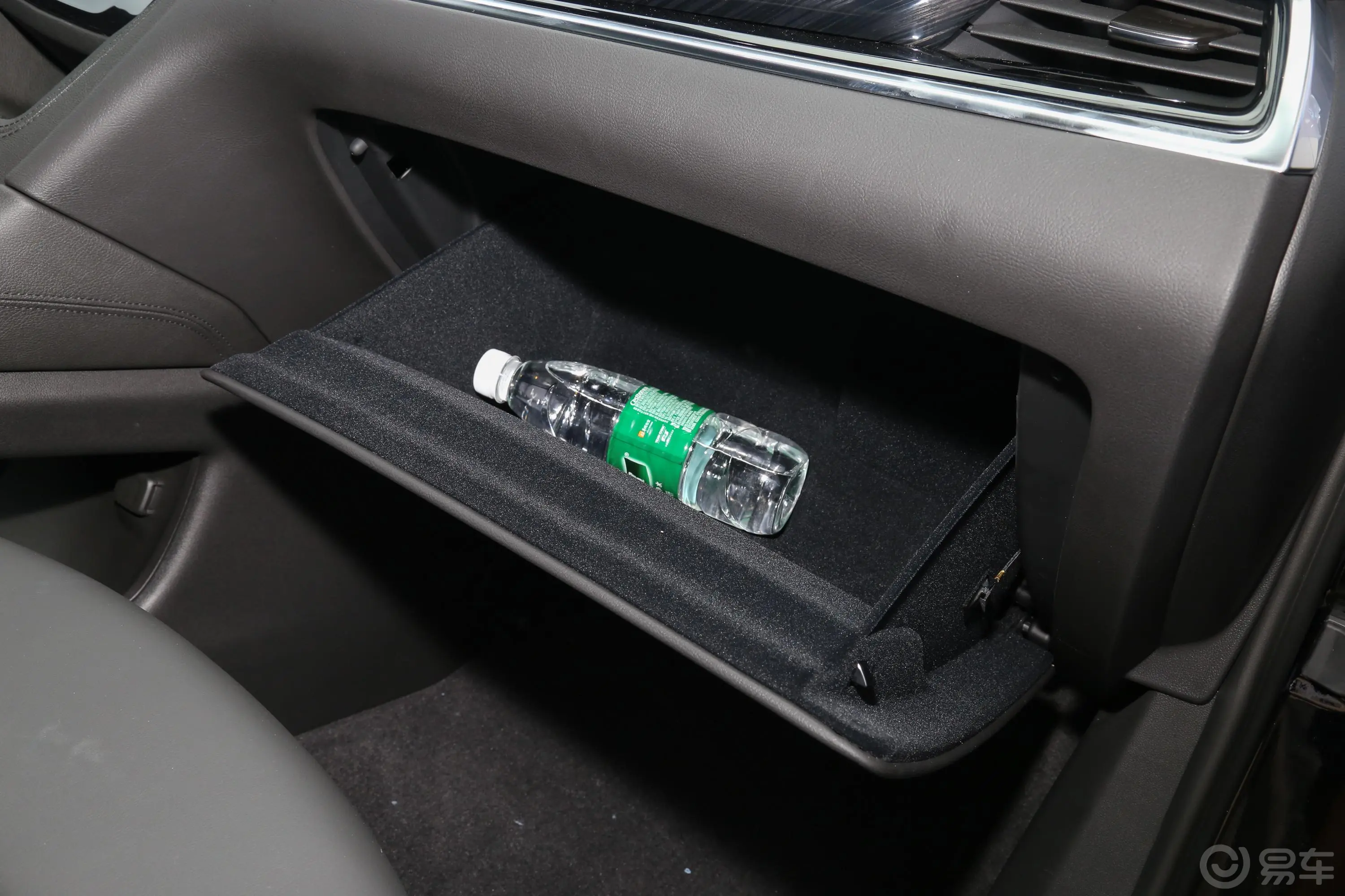 凯迪拉克XT6改款 28T 两驱 豪华型 7座手套箱空间水瓶横置