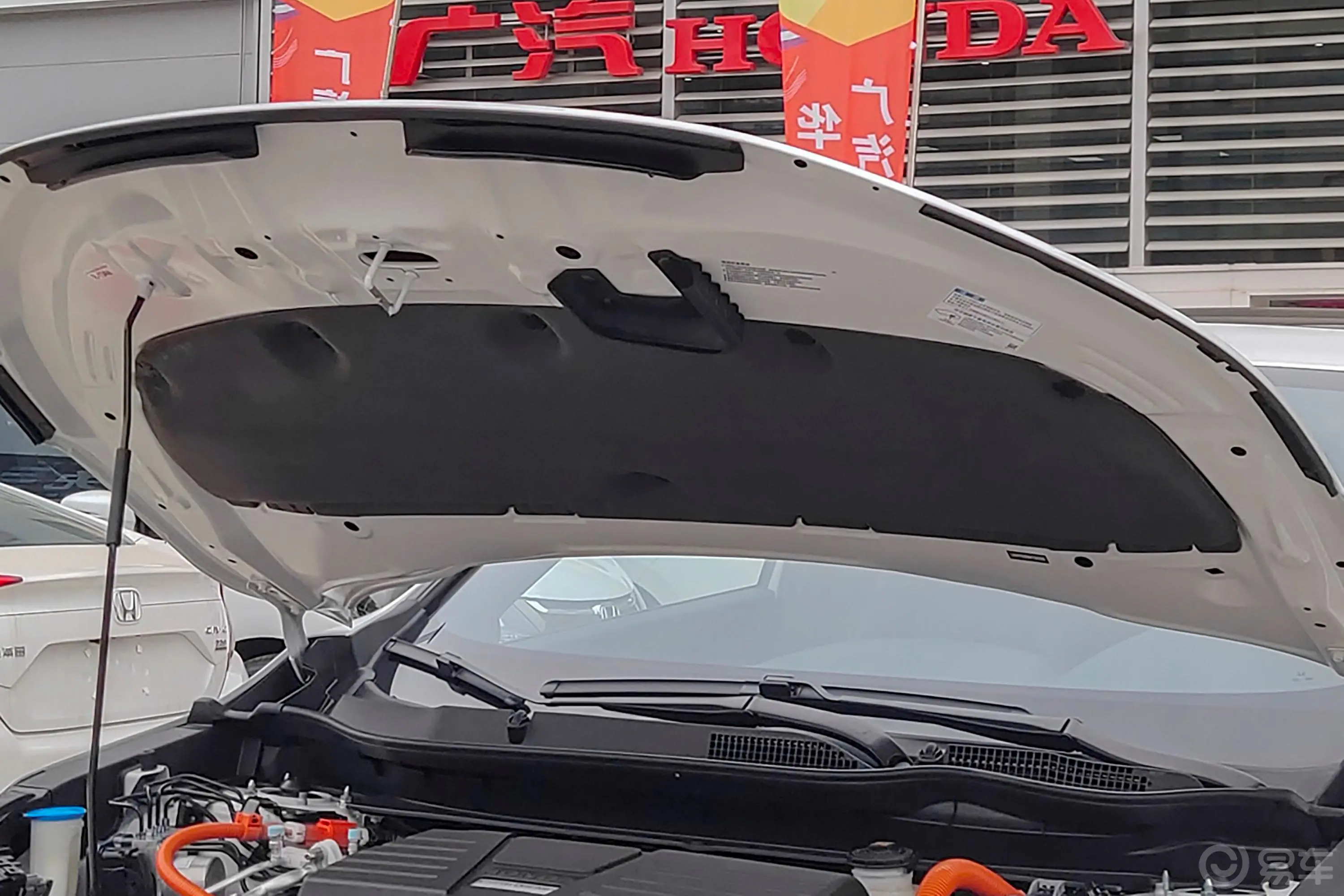 本田CR-V锐·混动 2.0L 四驱 净·黑爵士版发动机舱盖内侧
