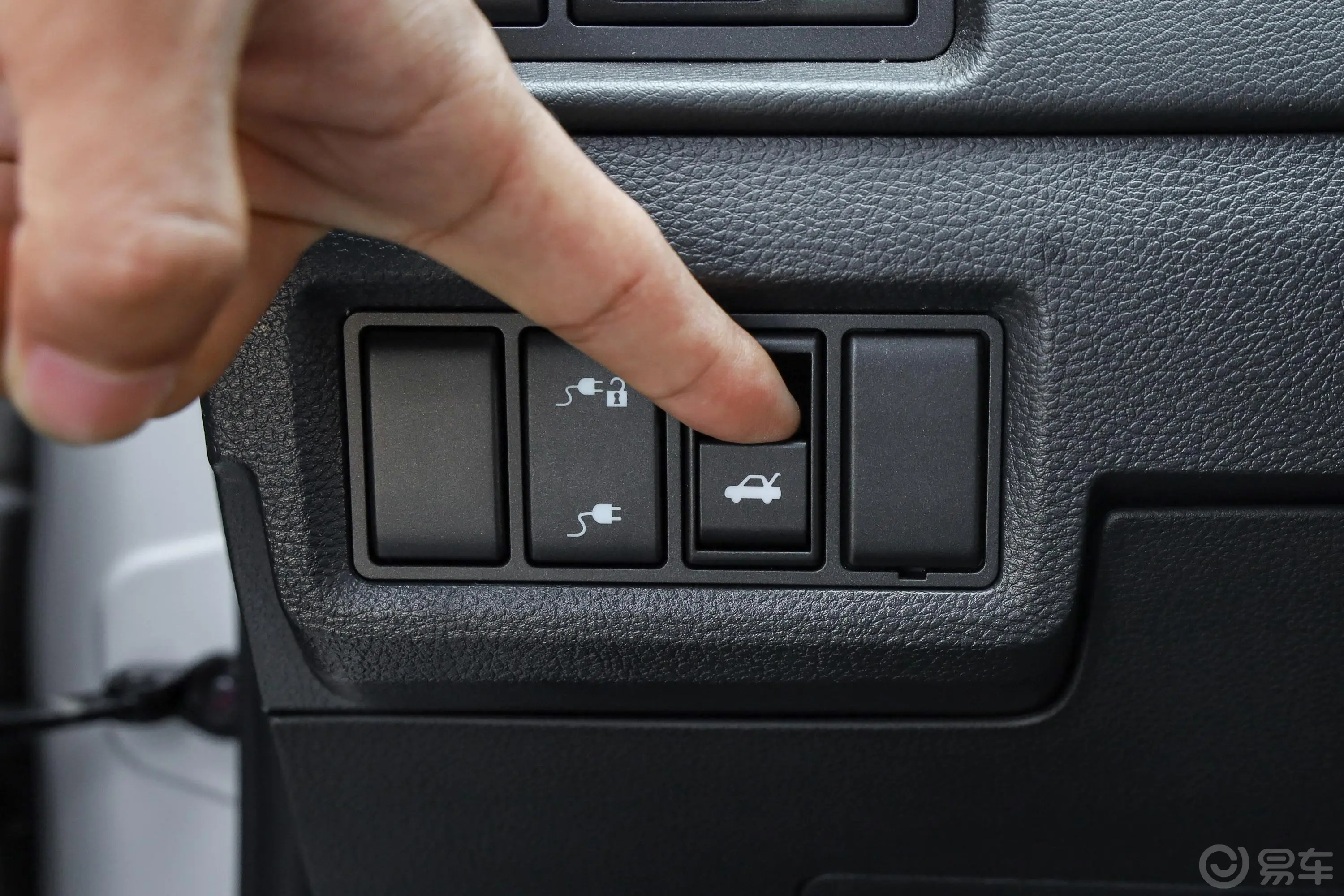 风行S50 EV运营型电动尾门按键（手动扶手）