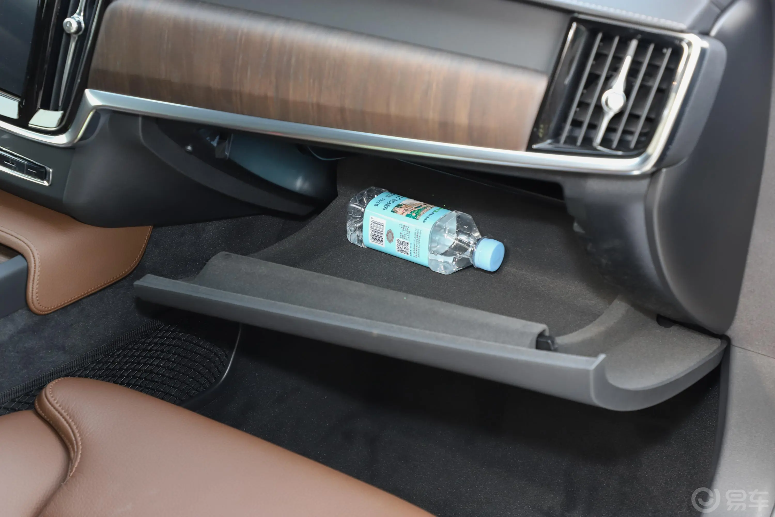 沃尔沃S90B5 智远豪华版手套箱空间水瓶横置
