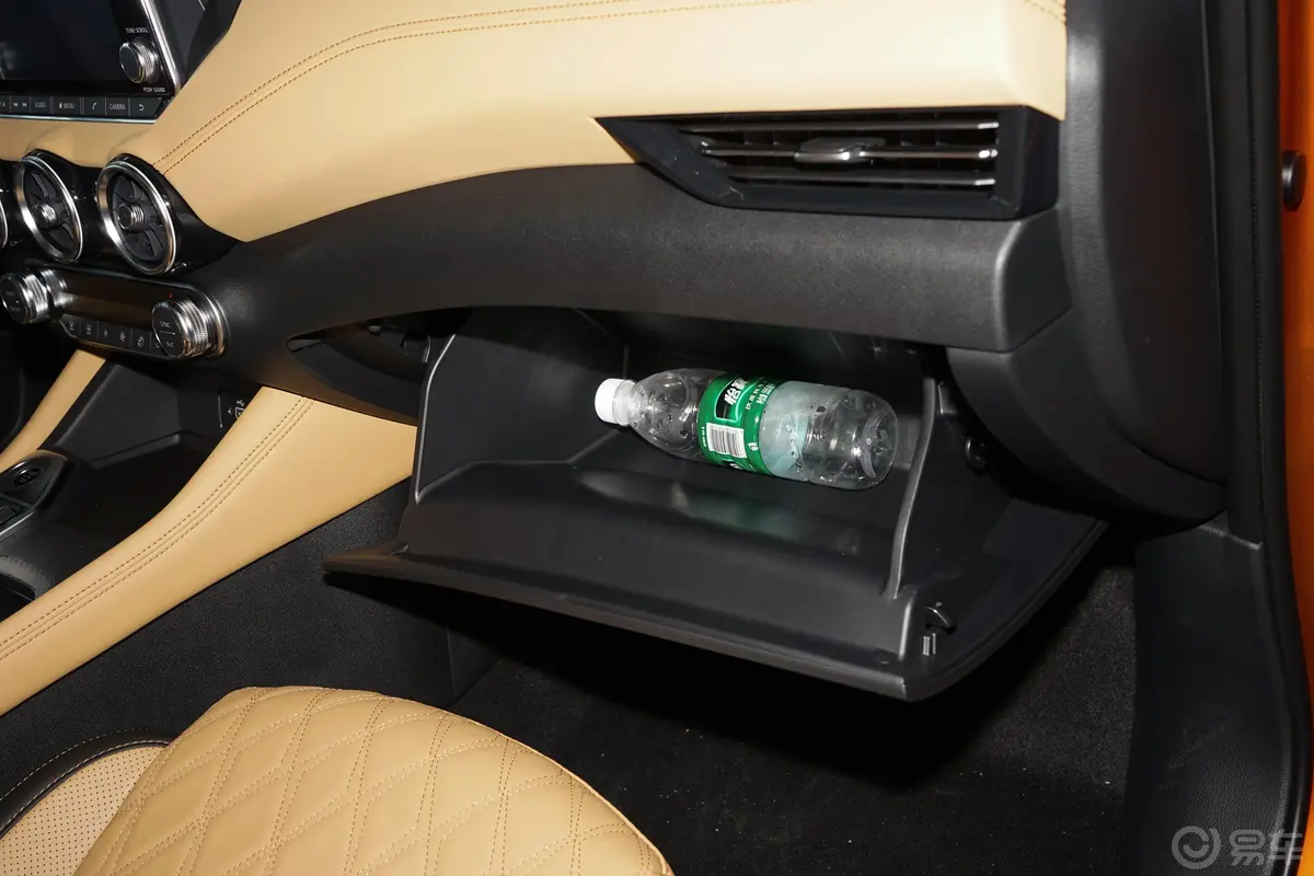 轩逸改款 1.6TOP CVT 奢享版手套箱空间水瓶横置