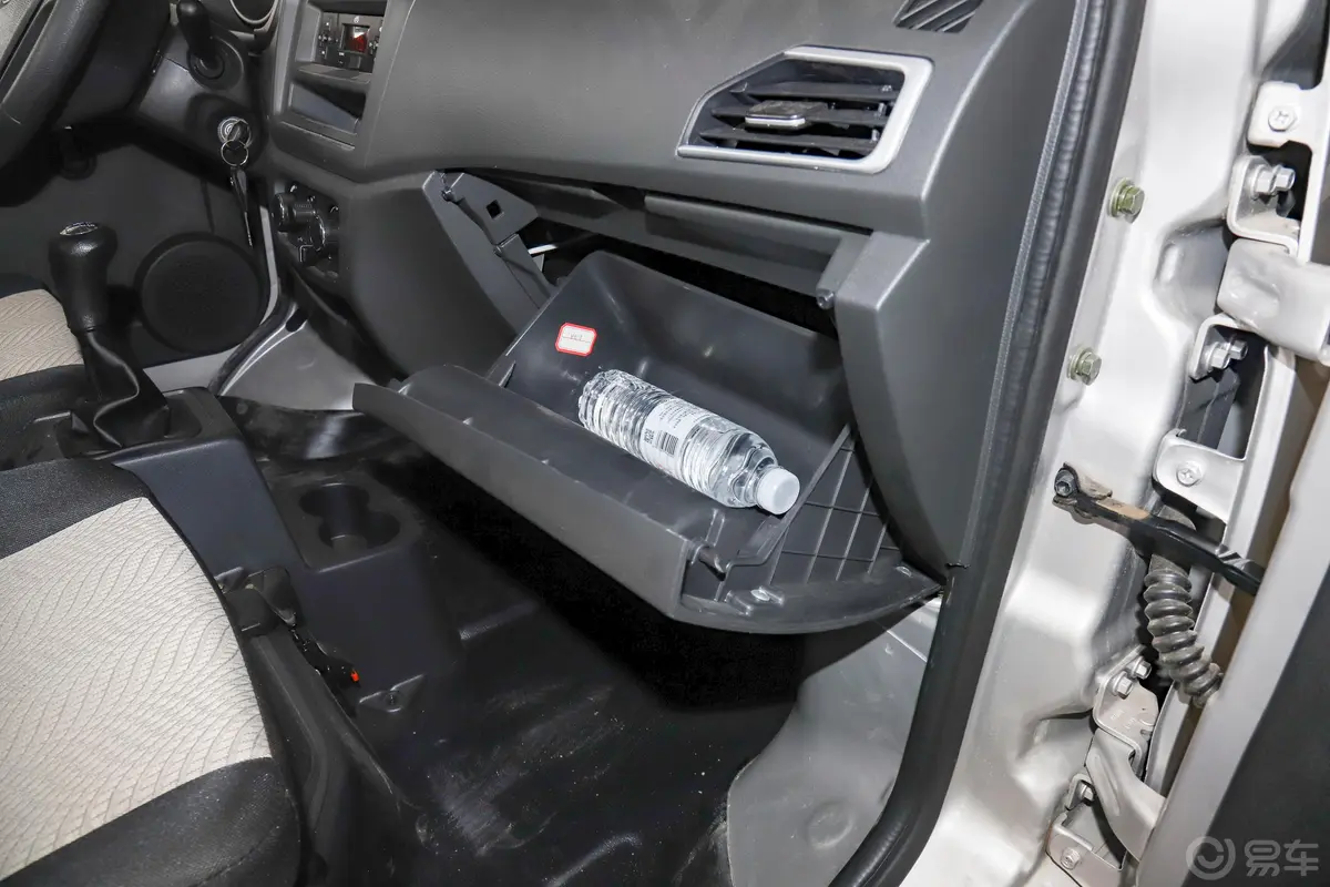 跨越王X1载货汽车N1 1.2L 单排单后轮 舒适版 SC1031XDD61 汽油 国VI手套箱空间水瓶横置