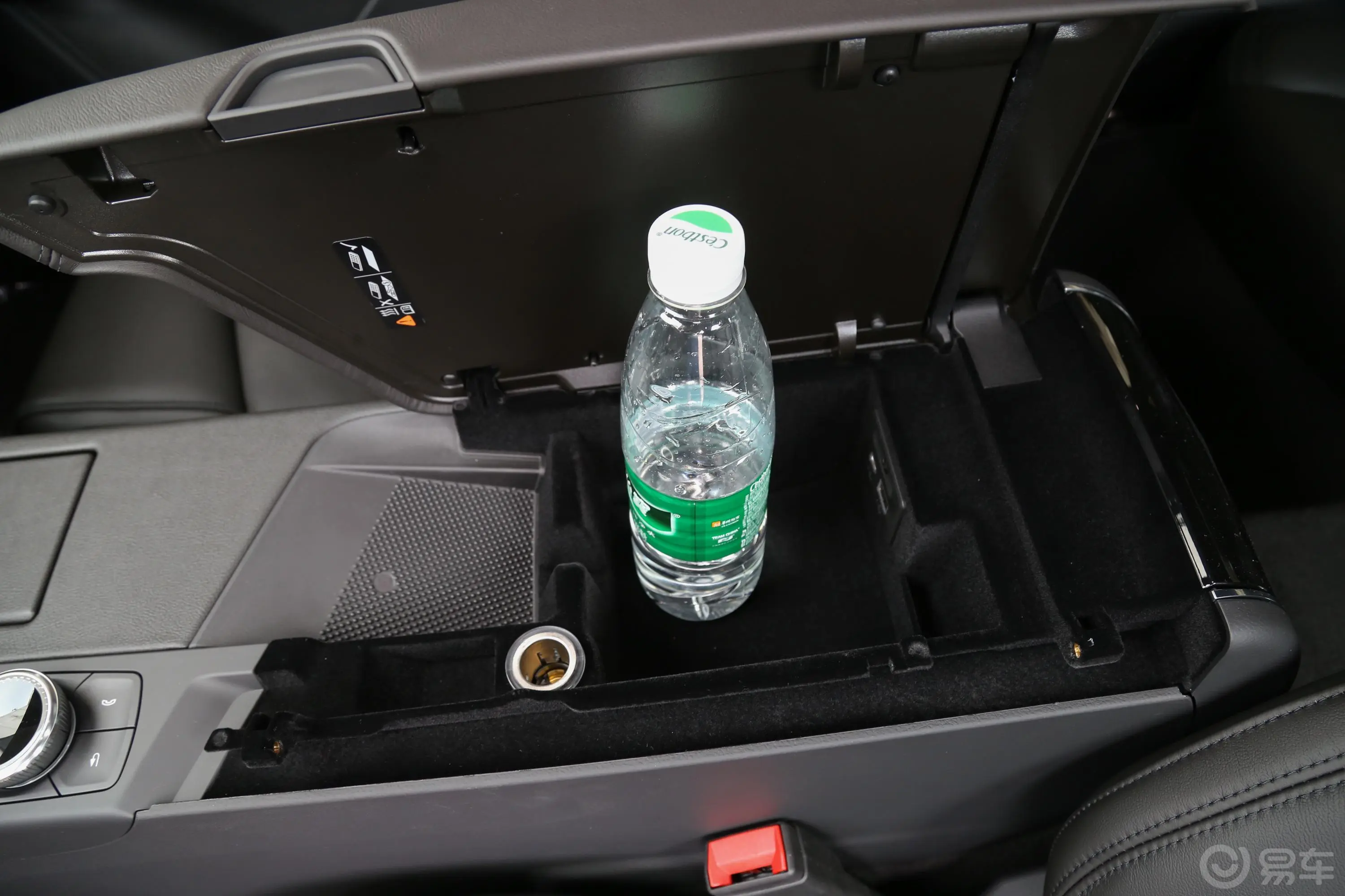 凯迪拉克CT6改款 28T 豪华运动型前排扶手箱储物格