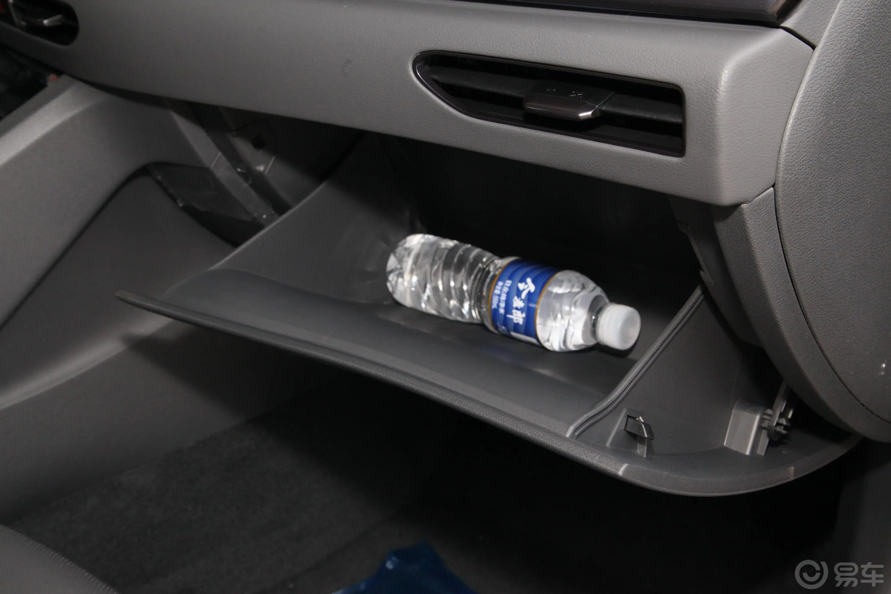 索纳塔380TGDi 自动豪华版手套箱空间水瓶横置