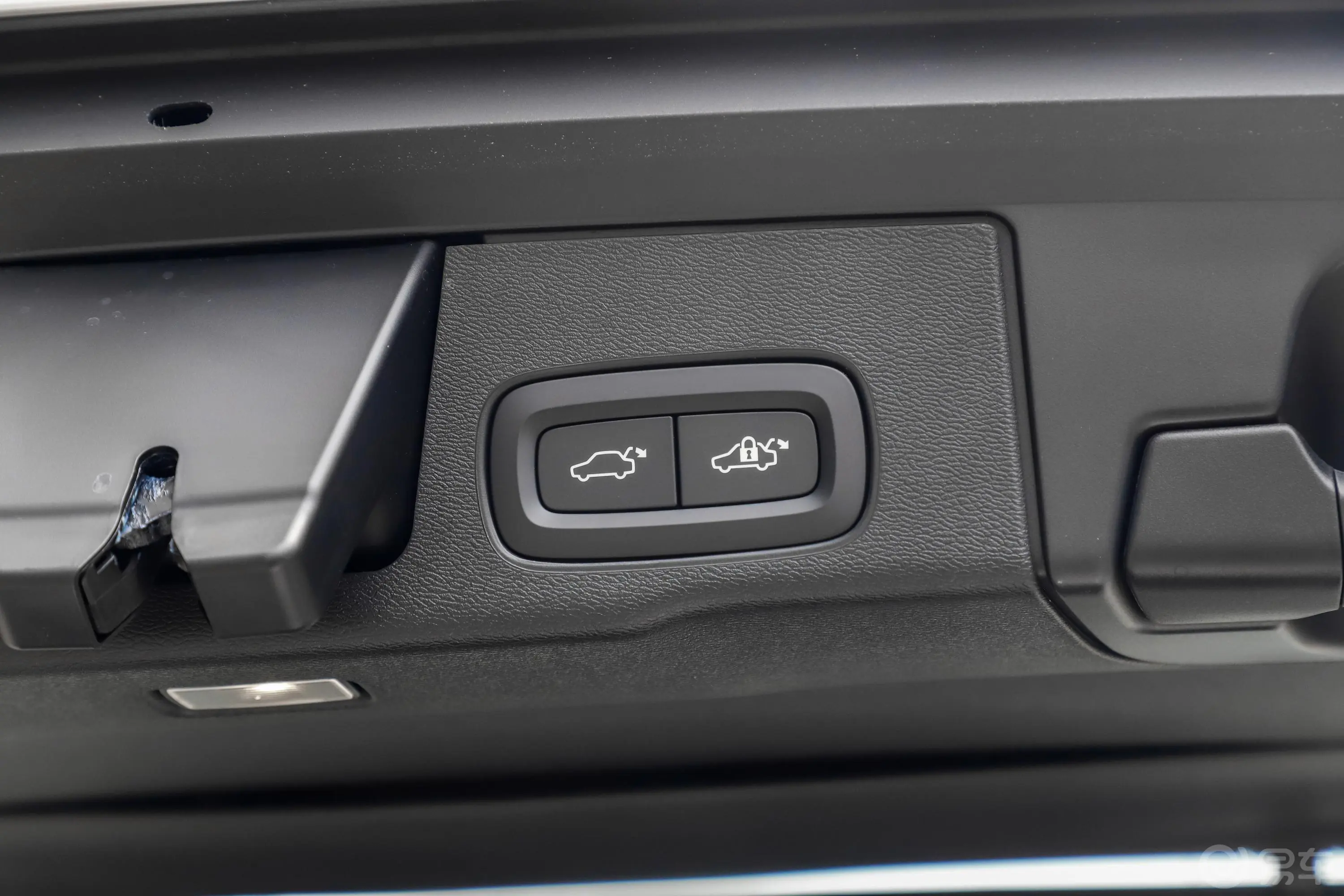 沃尔沃XC60T5 四驱 智雅豪华版电动尾门按键（手动扶手）