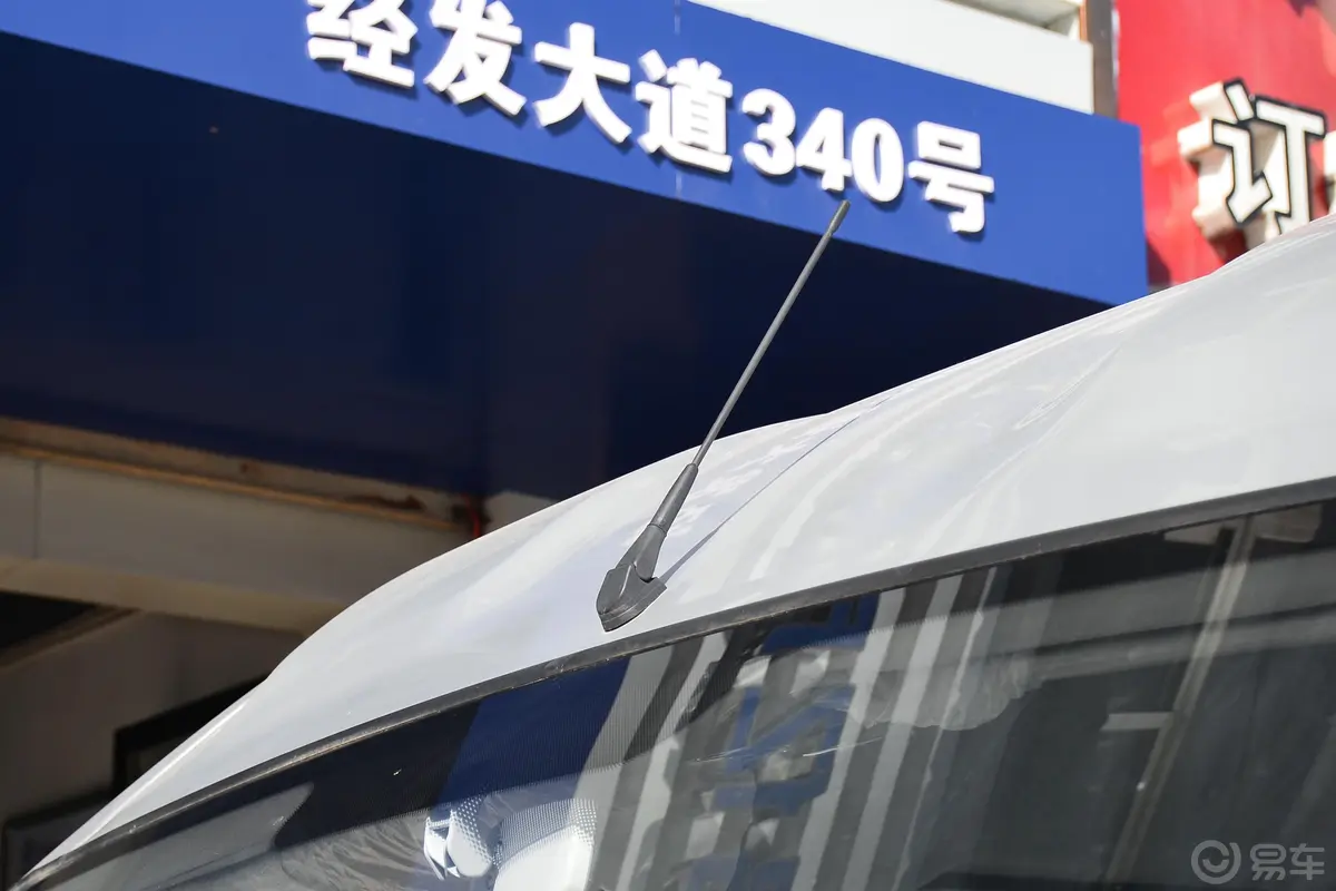 御风2.4T 手动 物流车 短轴中顶 5-9座 国VI(350N·m)外观