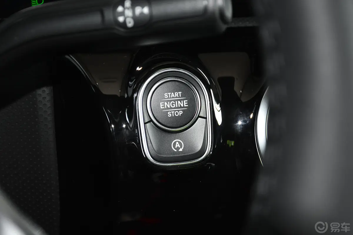 奔驰A级改款2 A 180 L 运动轿车钥匙孔或一键启动按键