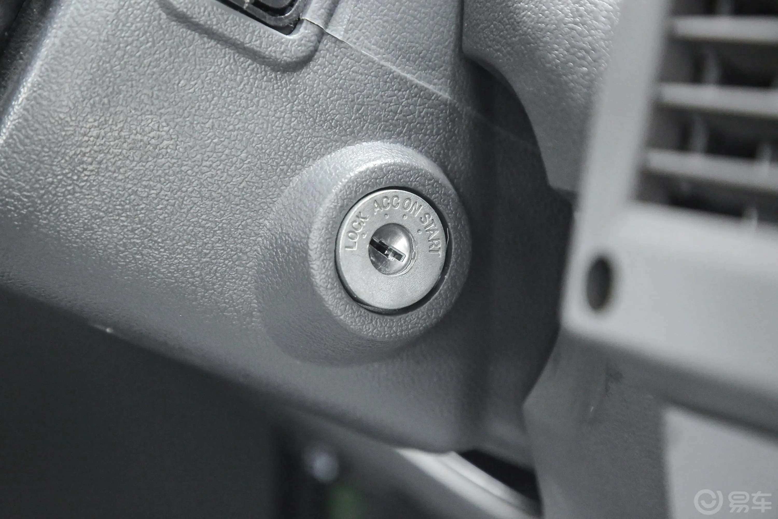 勇士皮卡分体 双排 2.4T 手动 3350轴距 柴油 国VI钥匙孔或一键启动按键
