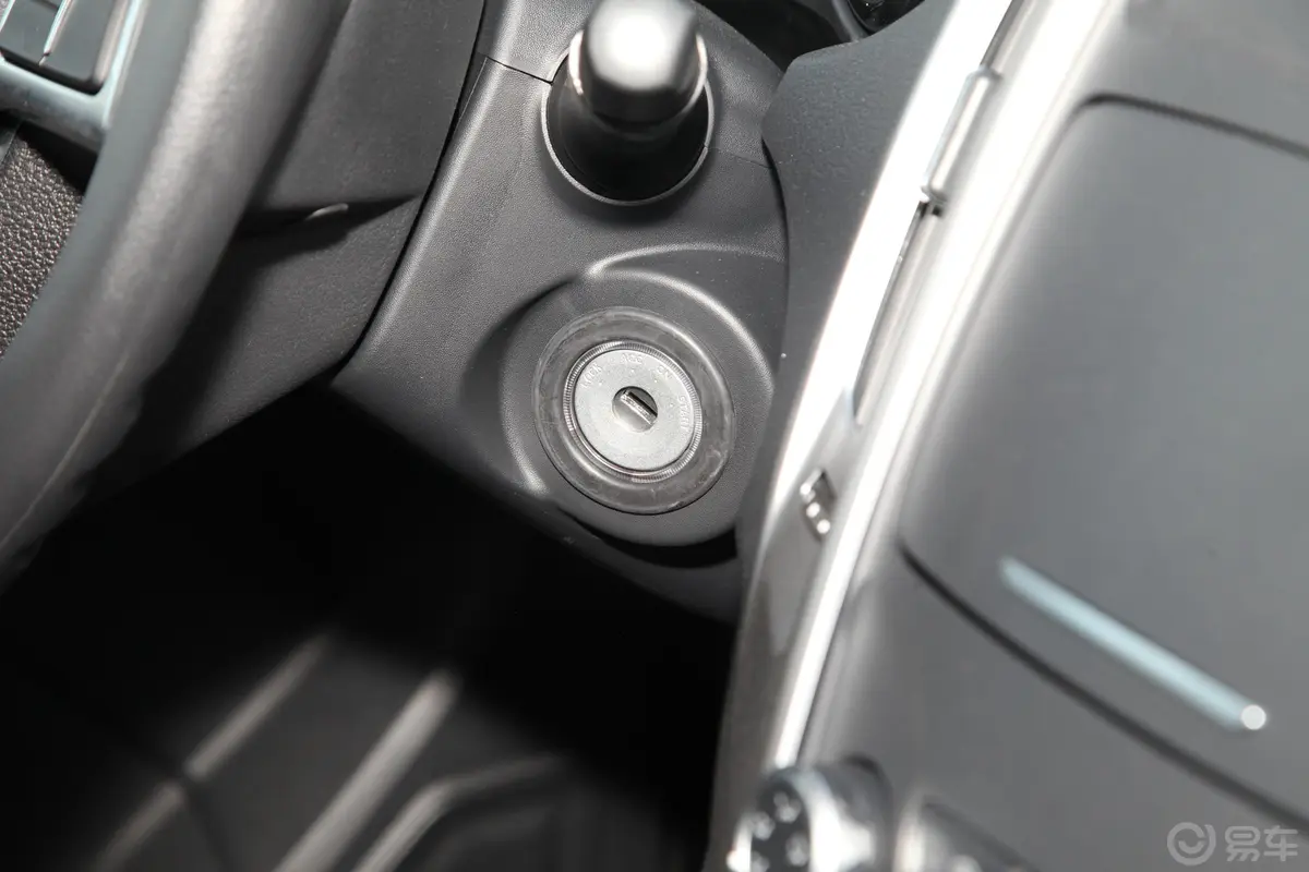 宝典1.8T 手动 两驱 标轴舒享版 汽油钥匙孔或一键启动按键