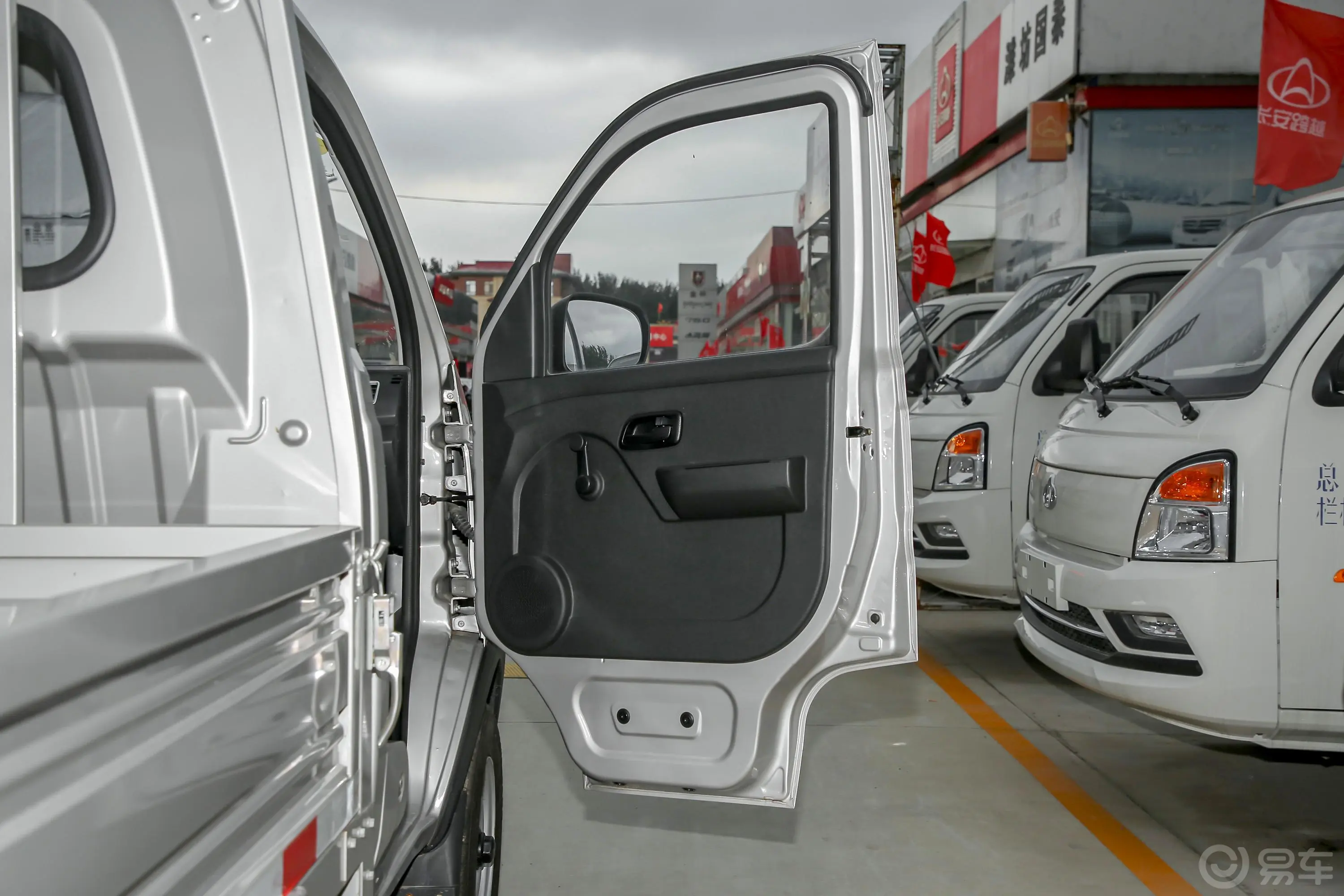 新豹T5载货汽车N1 1.5L 单排单后轮 舒适版(5.3米长)SC1031NGD62 汽油 国Ⅵ副驾驶员车门