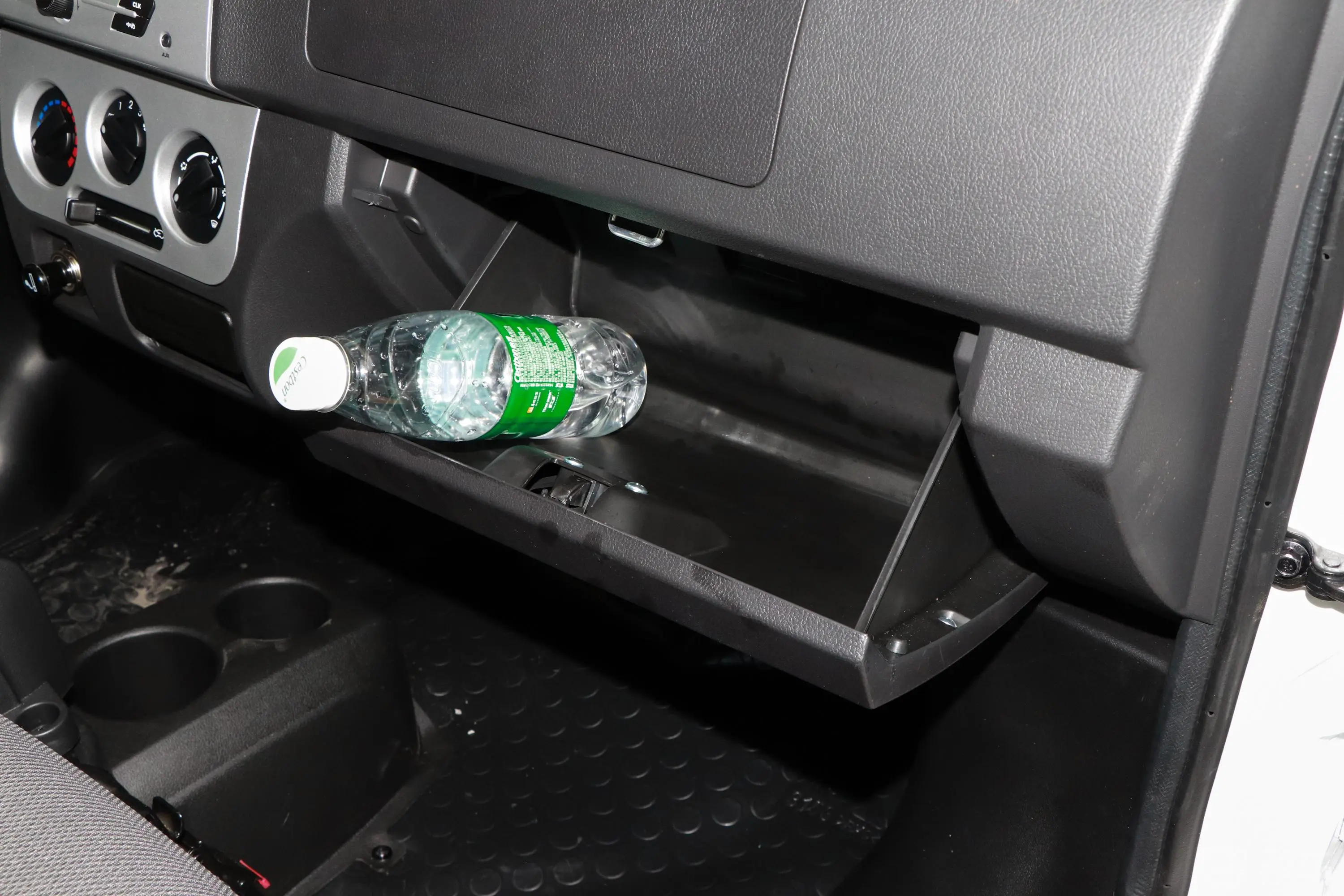 瑞驰新能源EK07S标准版 29.95kWh手套箱空间水瓶横置