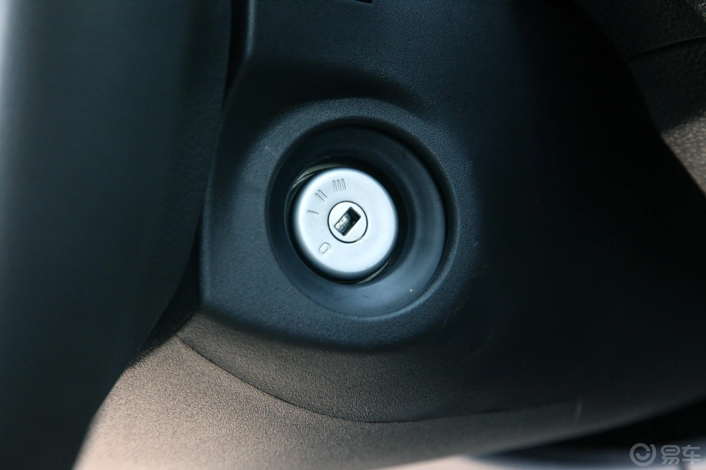 全顺2.0T 手动 多功能商用车中轴低顶双开尾门 柴油 国VI钥匙孔或一键启动按键