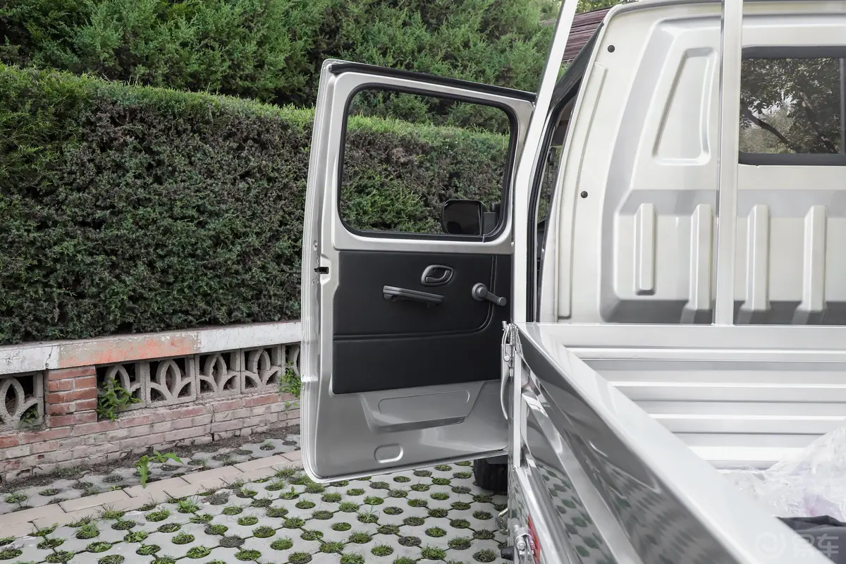 神骐T201.6L 手动 双排标准式运输车 标准型 CNG 国VI驾驶员侧后车门