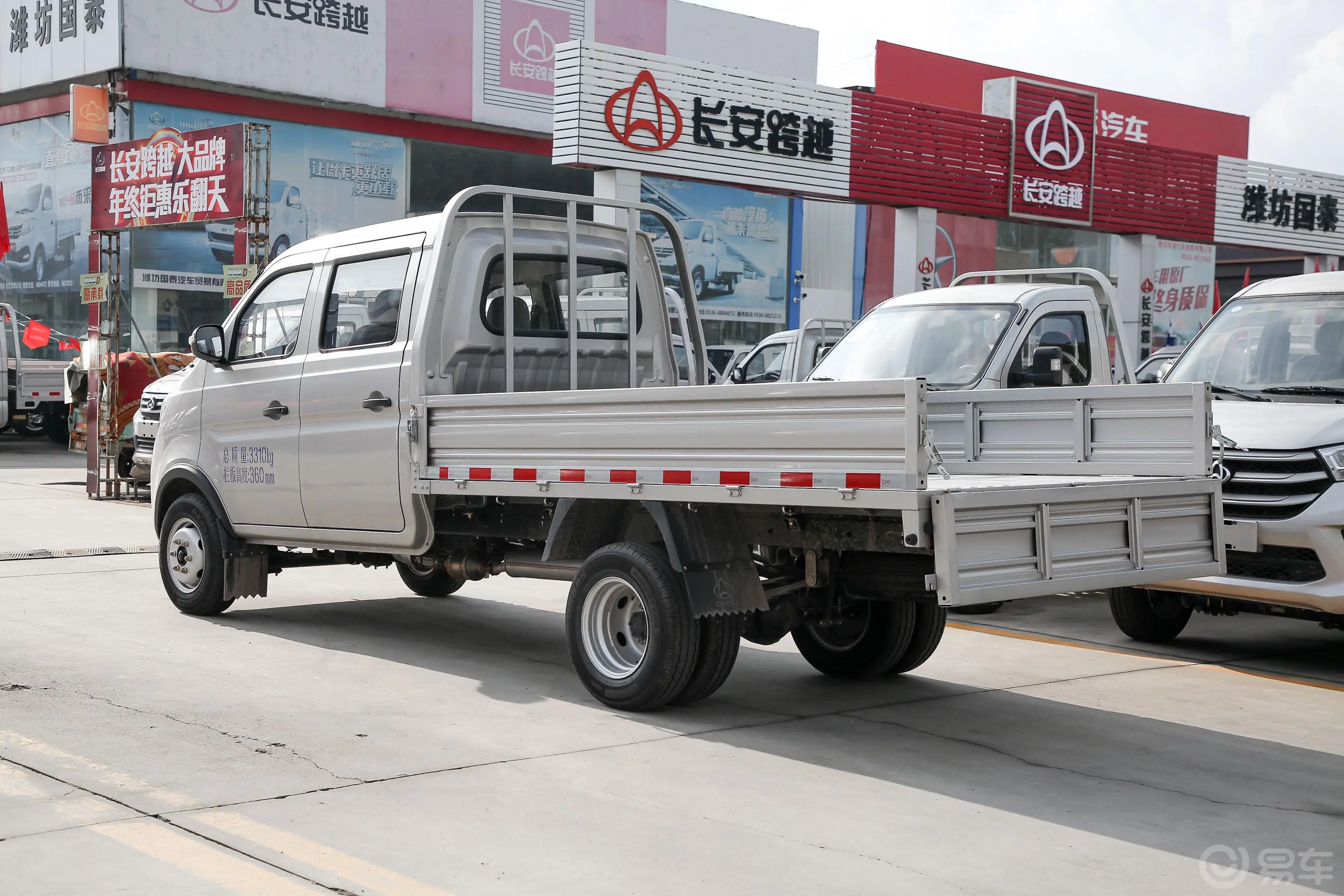 新豹T51.6L 标准型双排后双轮标准货箱后备厢开启45度侧拍