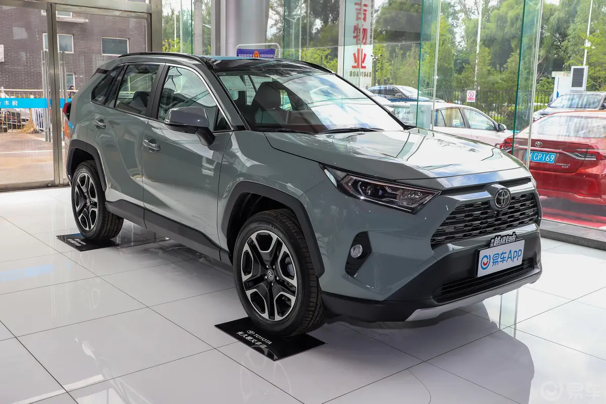 RAV4荣放2.0L CVT 两驱 尊贵版侧前45度车头向右水平