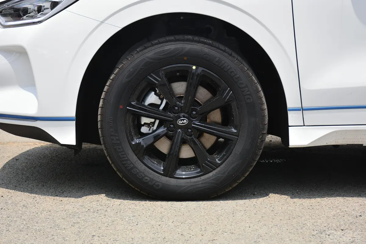 比亚迪e2升级版 标准续航版 舒适型前轮毂造型