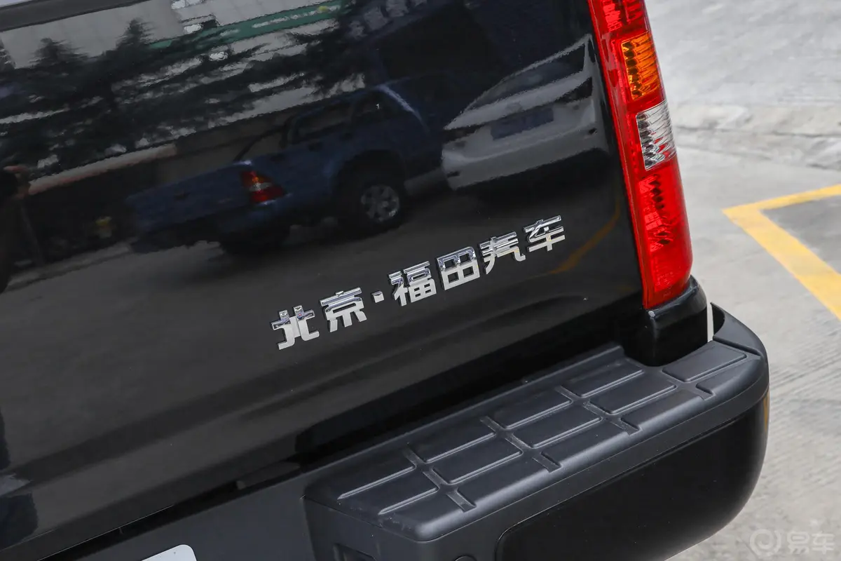 福田征服者32.0T 手动 四驱 长轴平箱 乐享型 柴油外观