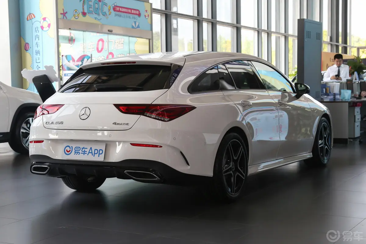 奔驰CLA级CLA 260 4MATIC 五门猎跑车侧后45度车头向右水平