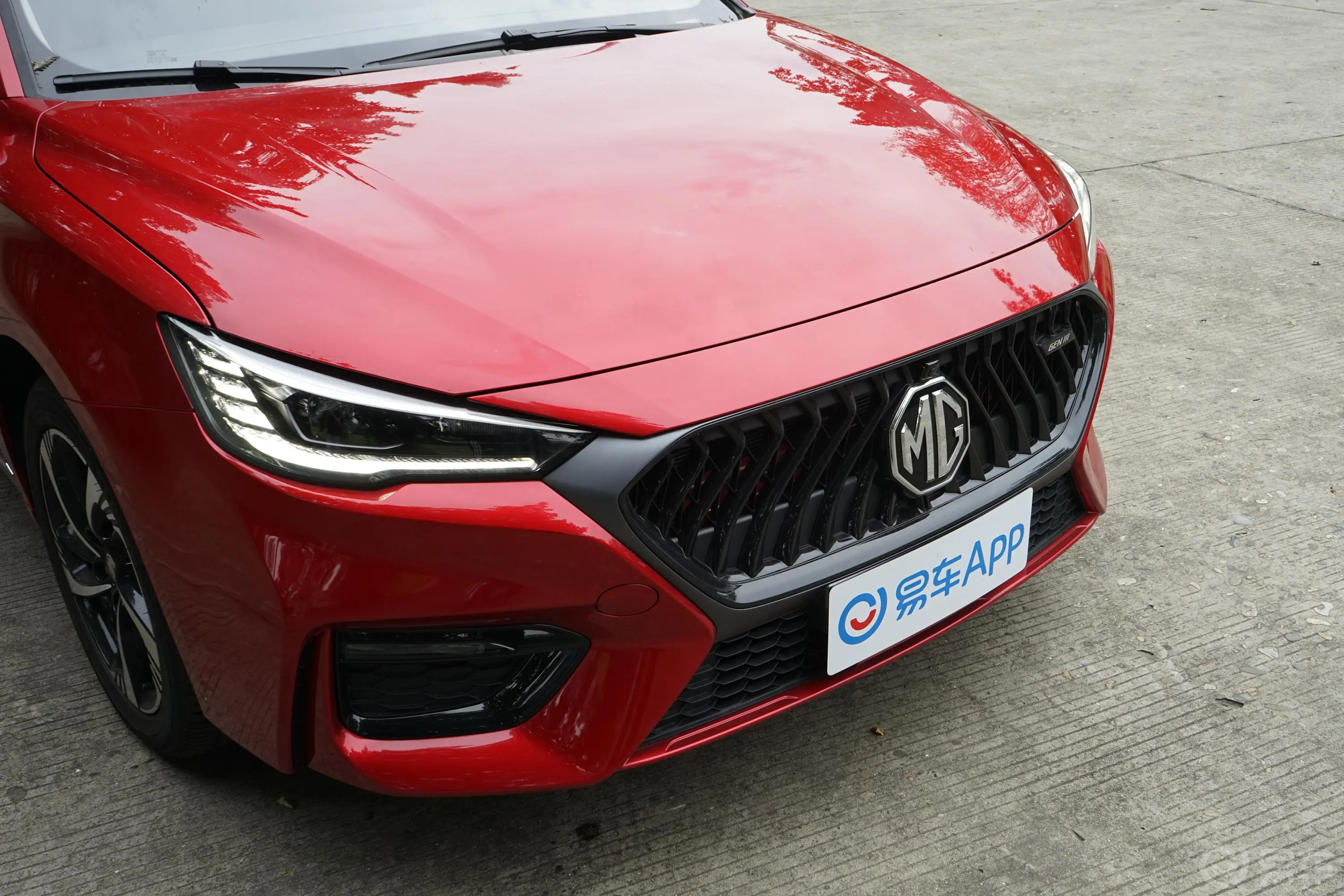 MG61.5T 手动 领潮豪华版前格栅侧俯拍