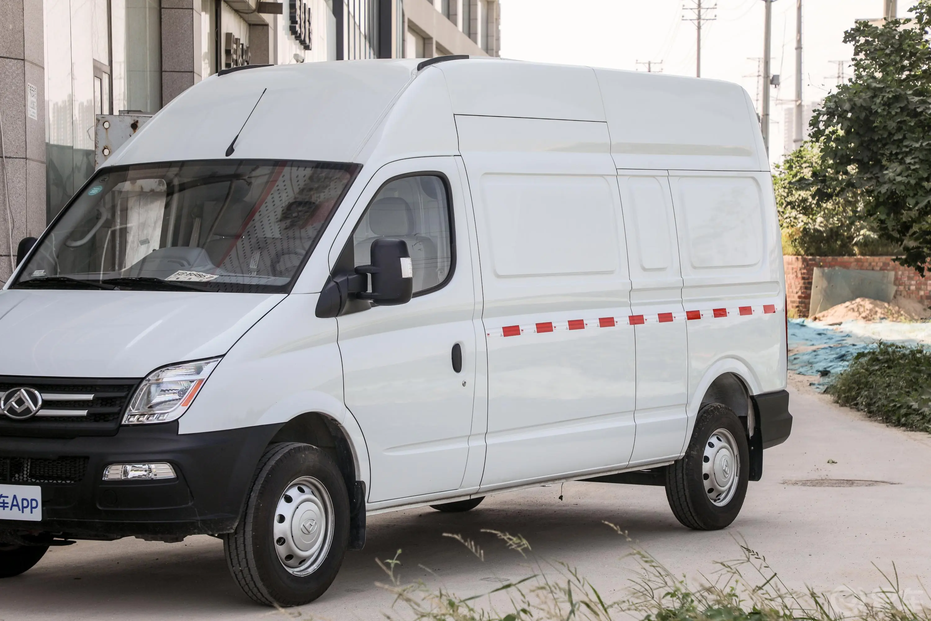 新途V80经典款 VAN 2.5T 手动 长轴高顶 2/3座 国V外观