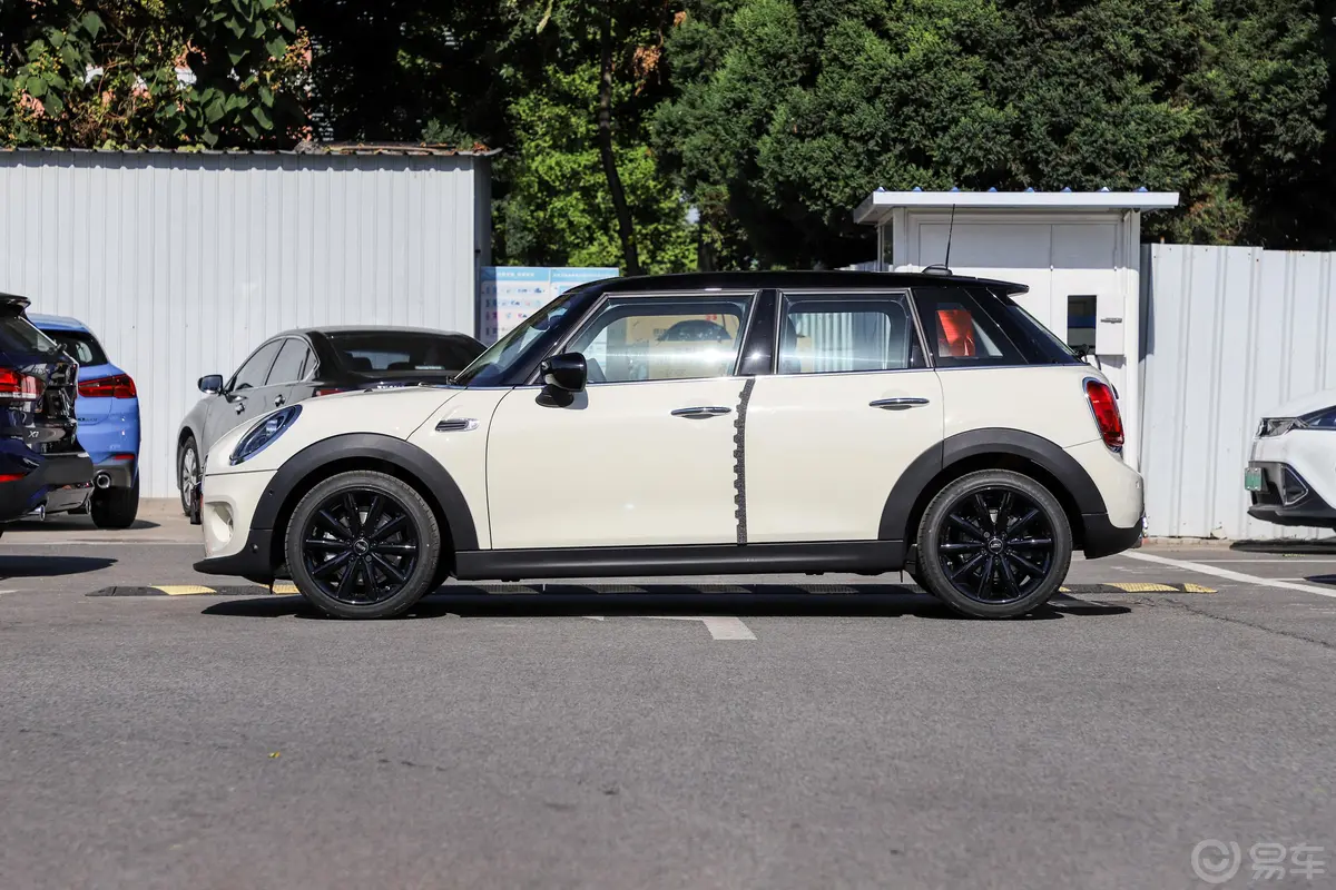 MINI1.5T COOPER 艺术家 五门版外观