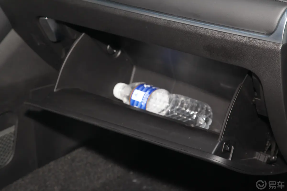 捷途X901.5T 双离合 影智版手套箱空间水瓶横置