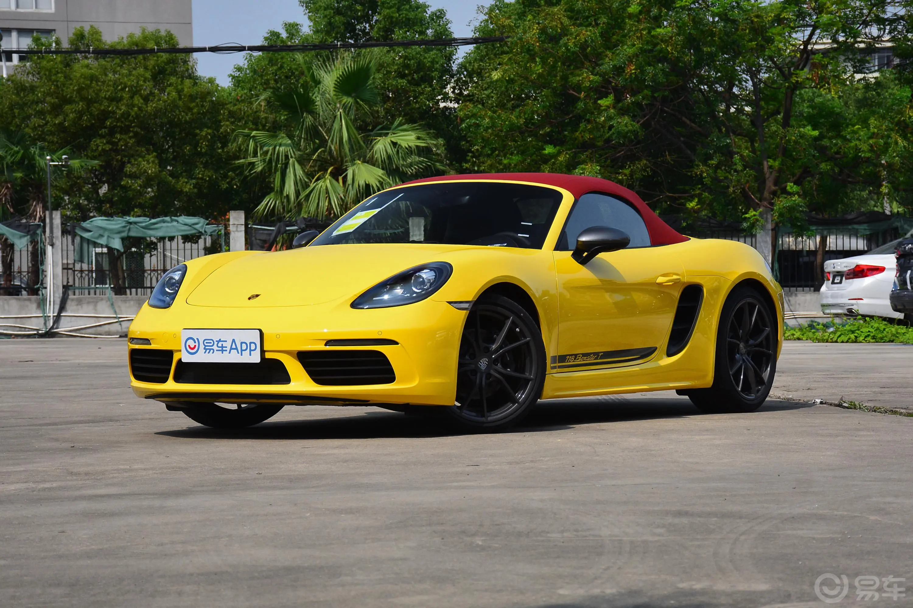 保时捷718Boxster T 2.0T侧前45度车头向左水平