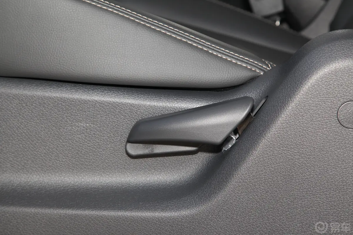 瑞迈2.8T 手动 四驱 加长舒享版 柴油内饰