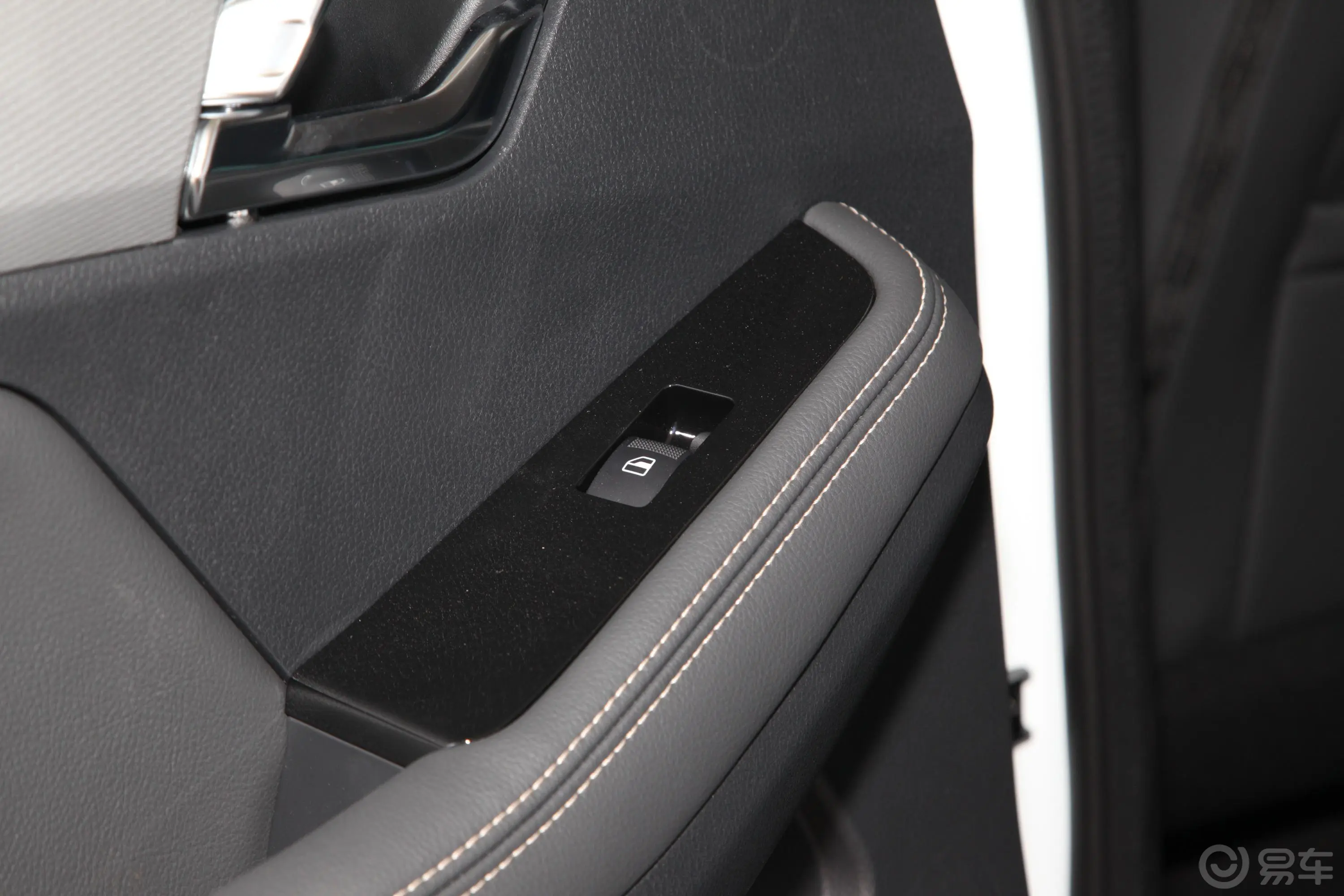 瑞迈2.8T 手动 四驱 加长舒享版 柴油后车窗调节