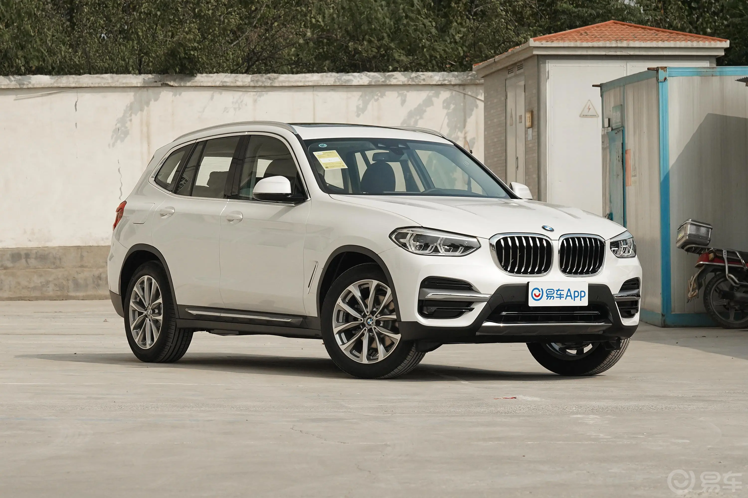 宝马X3xDrive 25i 豪华套装侧前45度车头向右水平