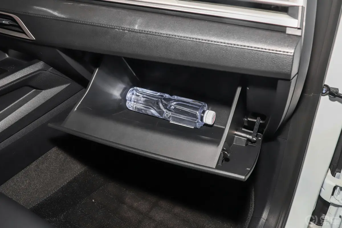 比亚迪e3高续航版 创·尊贵型手套箱空间水瓶横置