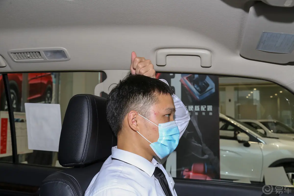 帕杰罗(进口)3.0L 尊贵越野典藏版前排头部空间