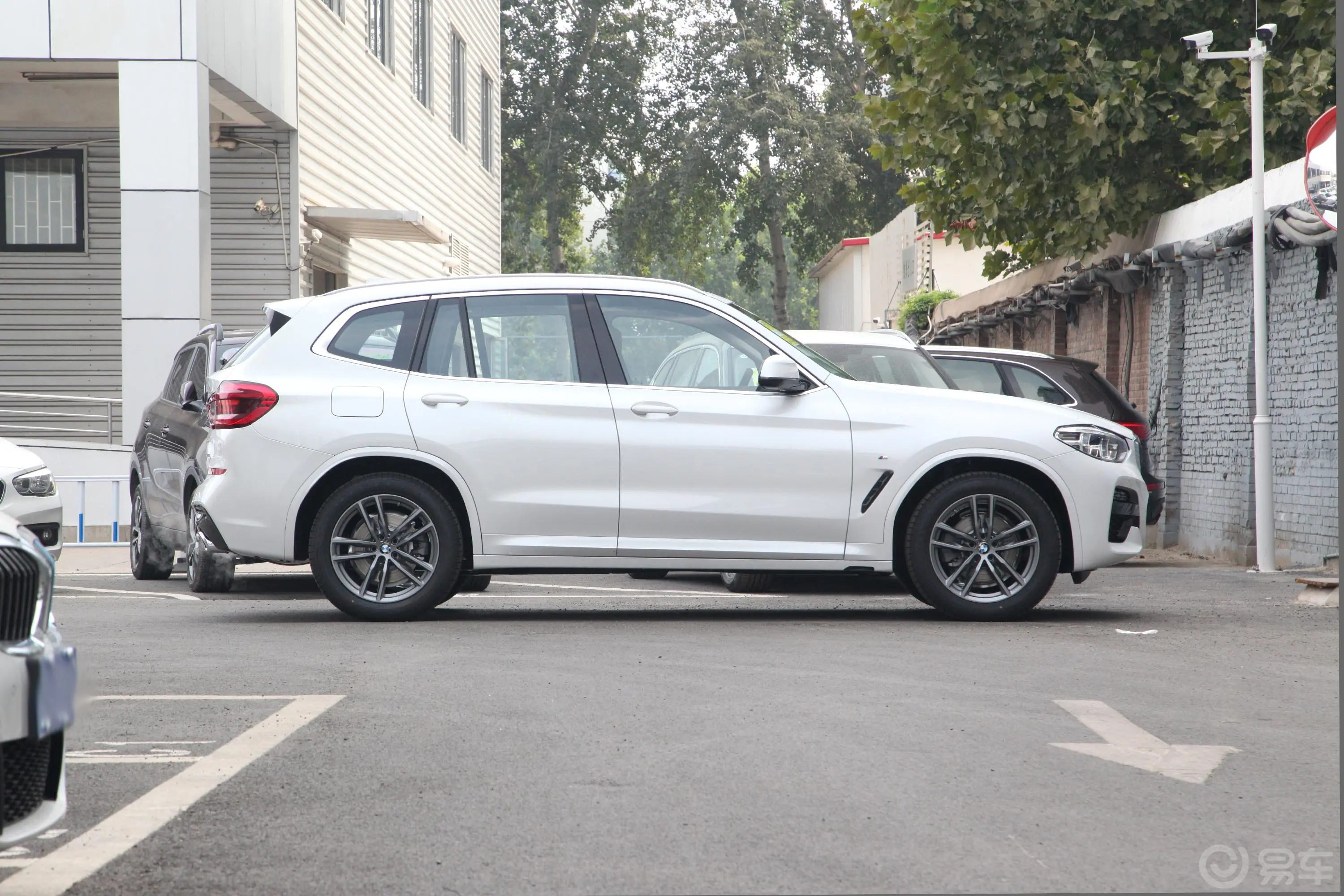 宝马X3xDrive 25i M运动套装正侧车头向右水平