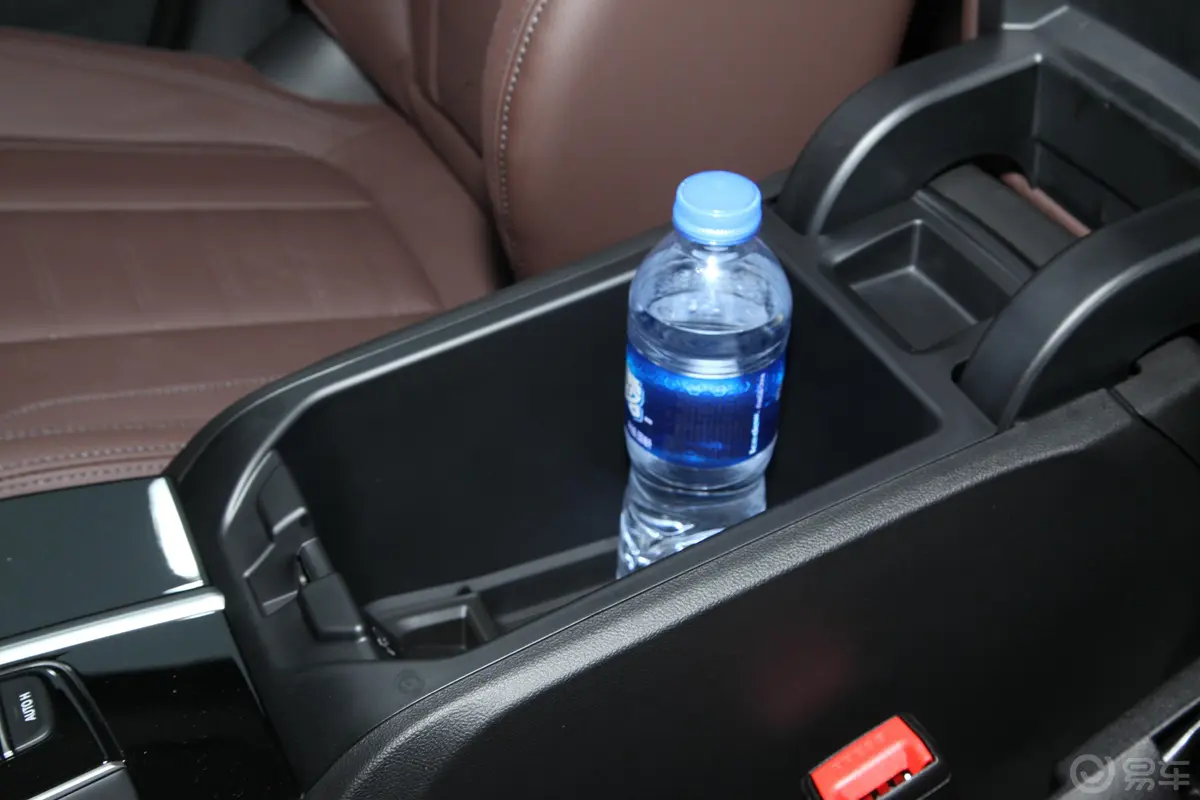 宝马X3xDrive 30i 领先型 M运动套装前排扶手箱储物格