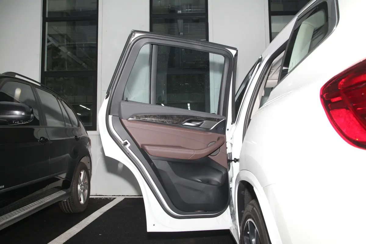 宝马X3xDrive 30i 领先型 M运动套装驾驶员侧后车门