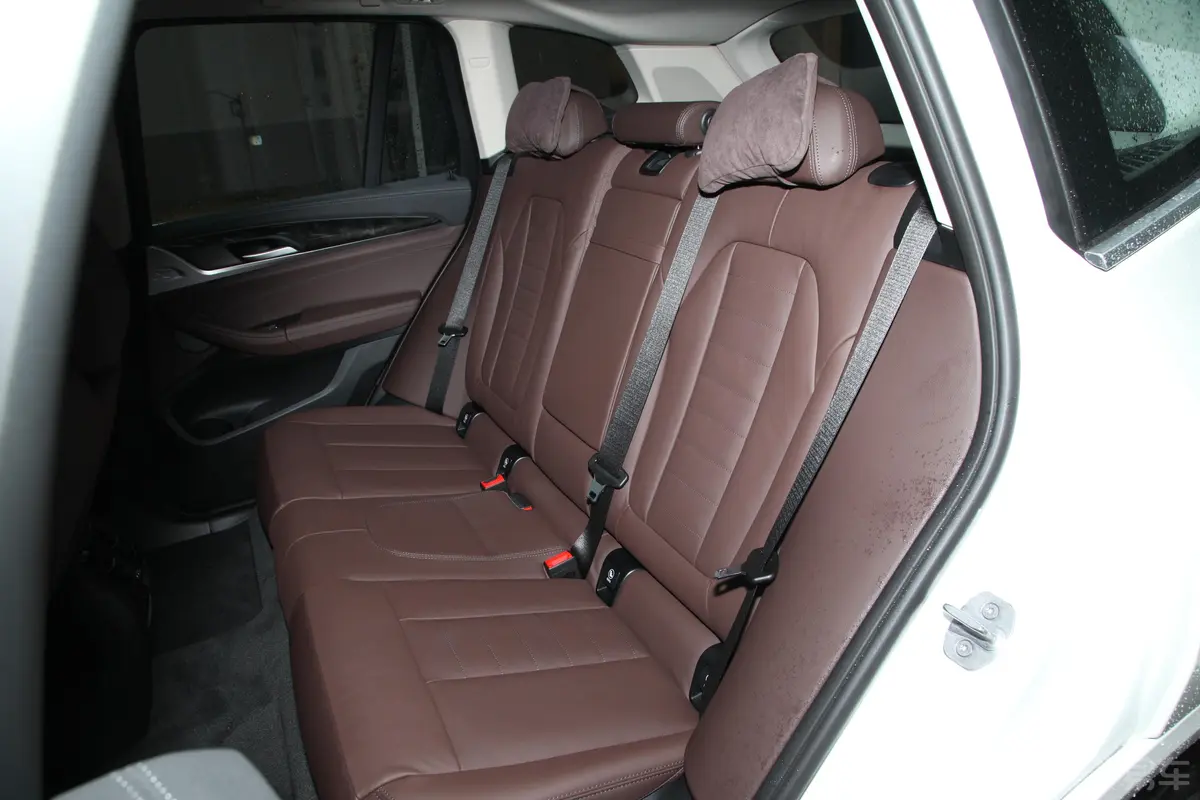 宝马X3xDrive 30i 领先型 M运动套装后备厢空间特写
