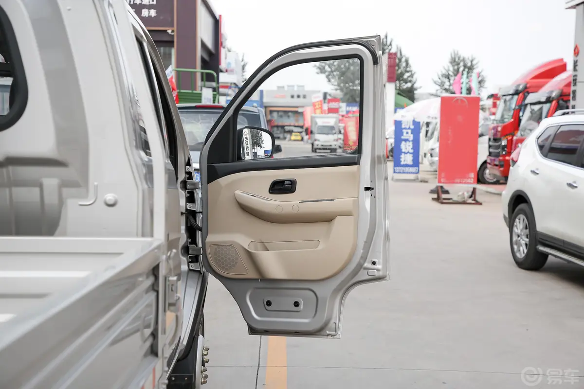 新豹T5载货汽车N1 1.5L 双排双后轮 标准版(5.64米长)SC1031NAS6A5 汽油 国Ⅵ前排空间体验