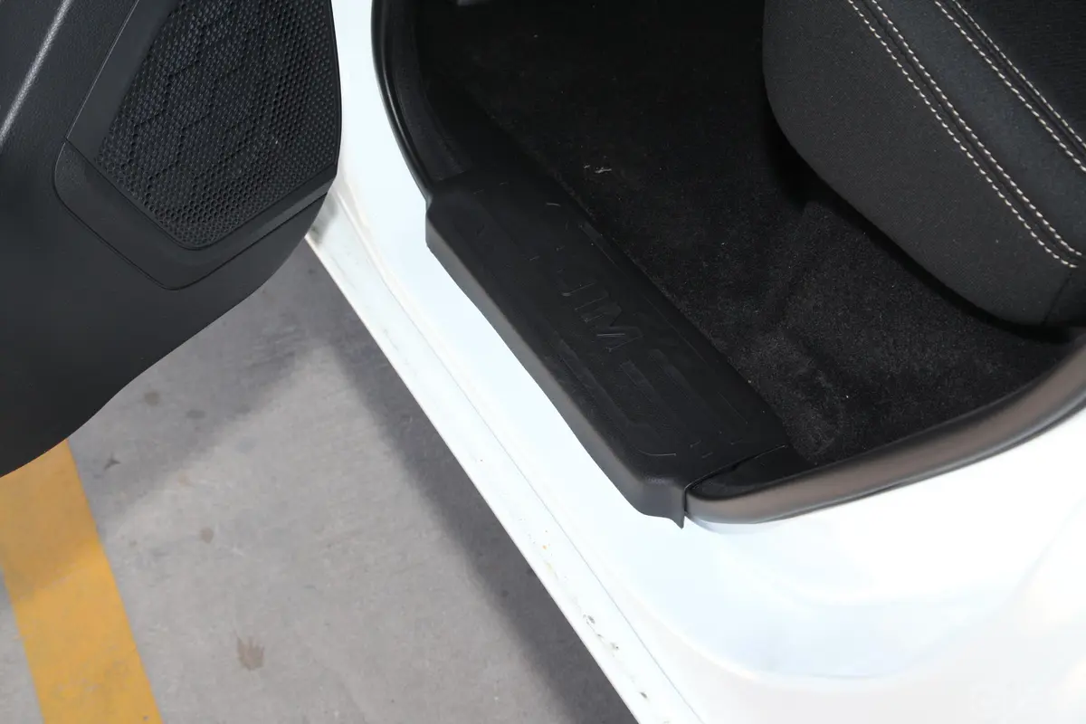 瑞迈2.8T 手动 两驱 加长舒享版 柴油空间