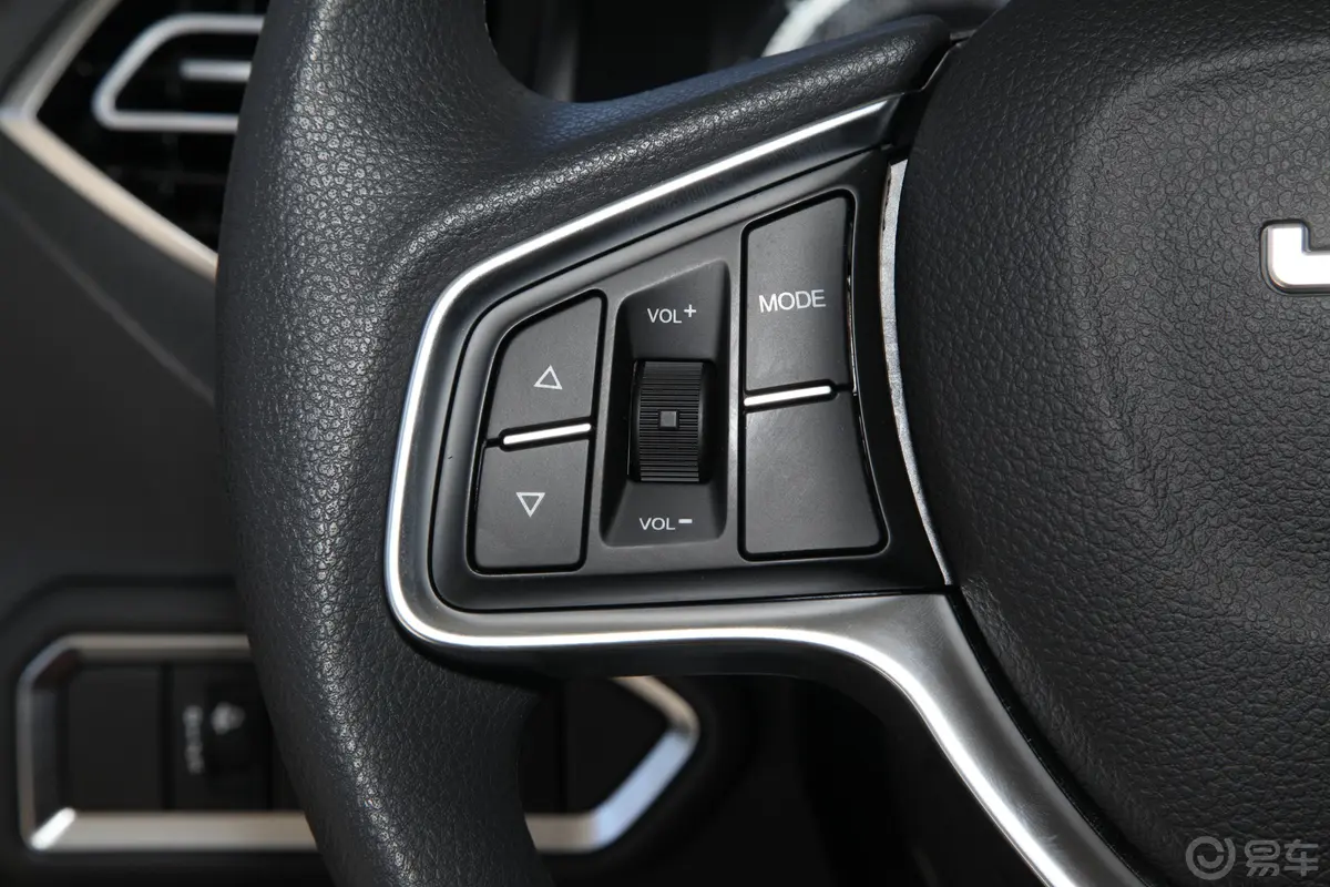 瑞迈2.4T 手动 两驱 长轴舒适版 汽油左侧方向盘功能按键
