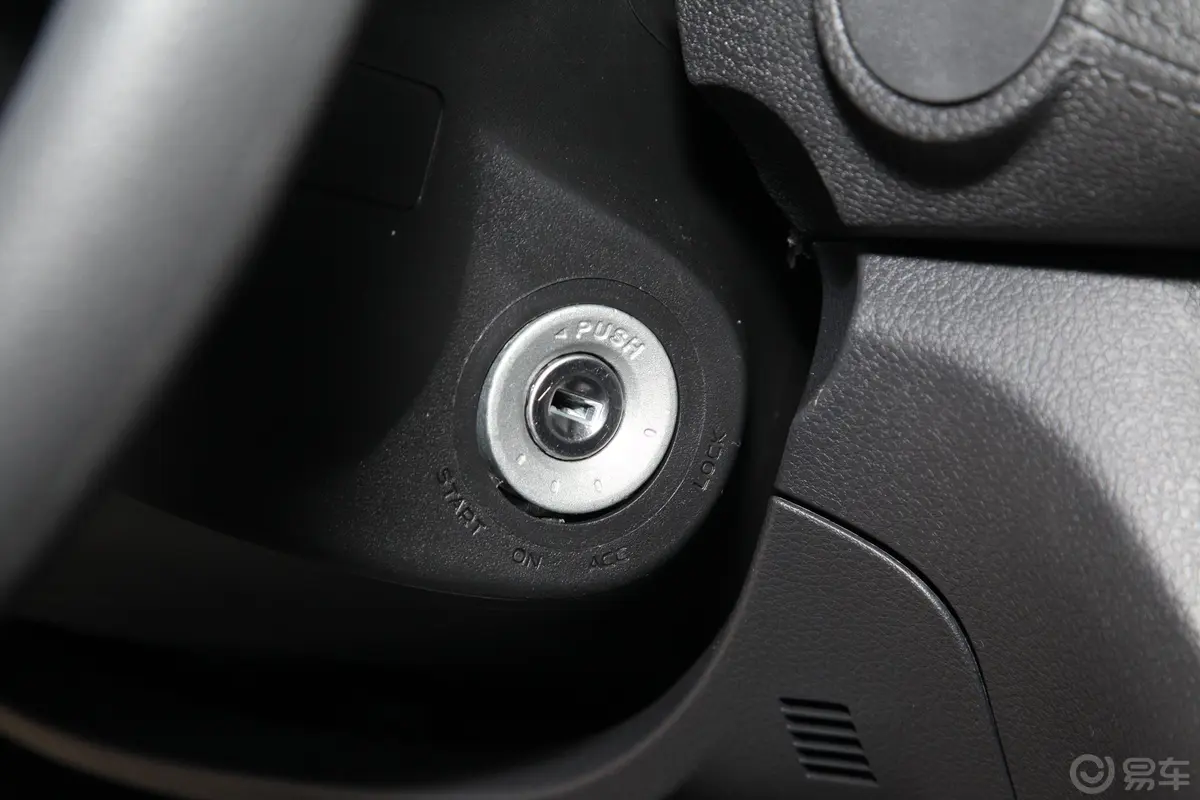 瑞迈2.4T 手动 两驱 长轴舒适版 汽油钥匙孔或一键启动按键