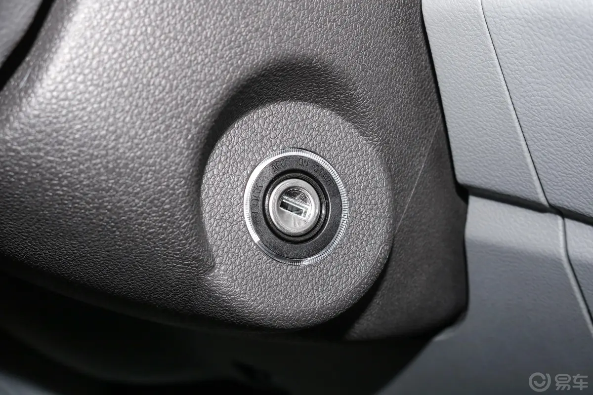 图雅诺2.8T 手动 短轴中顶 厢货版(康明斯) 3座 柴油 国VI钥匙孔或一键启动按键
