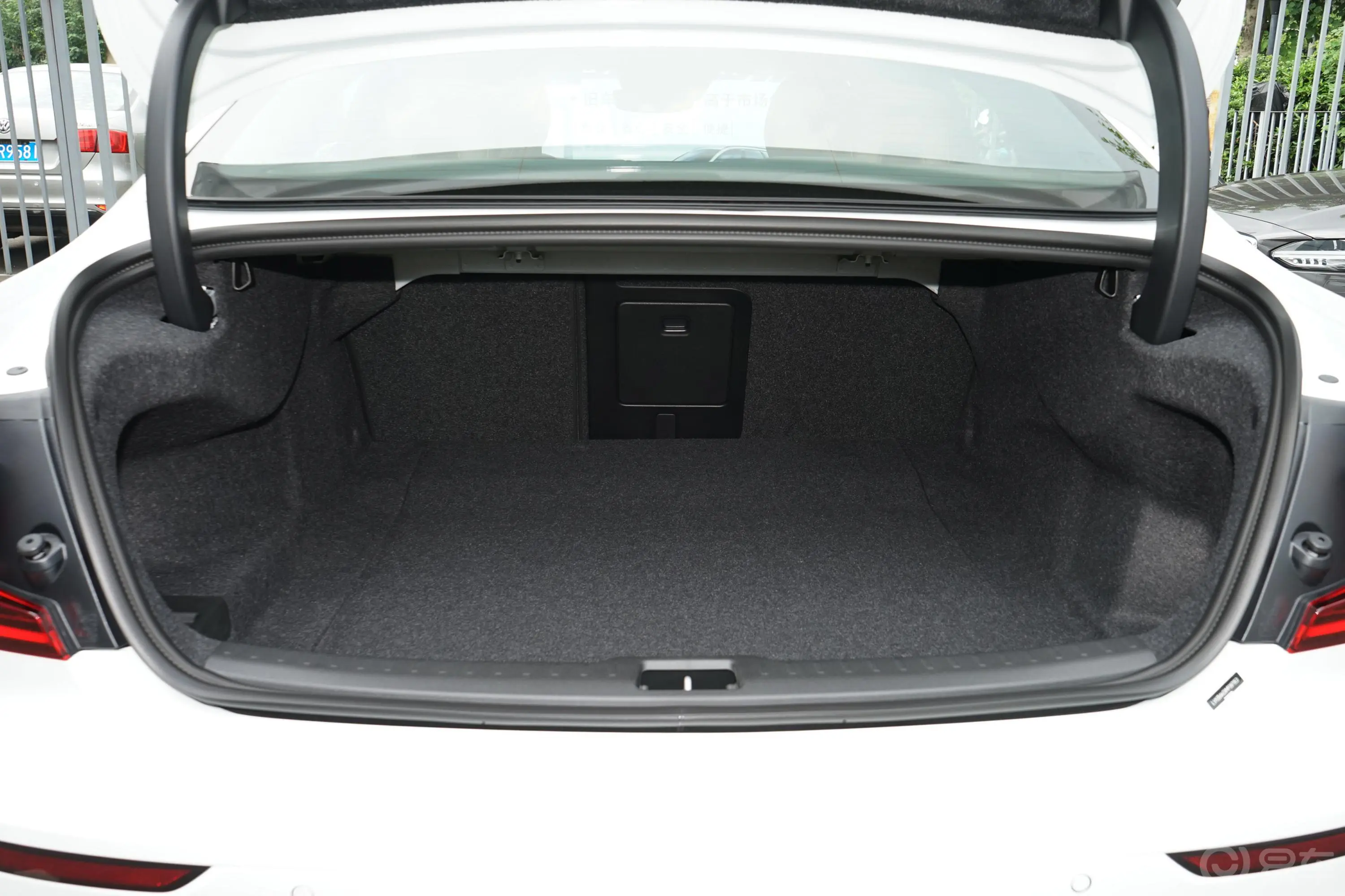 沃尔沃S60T4 智远豪华版后备厢空间特写