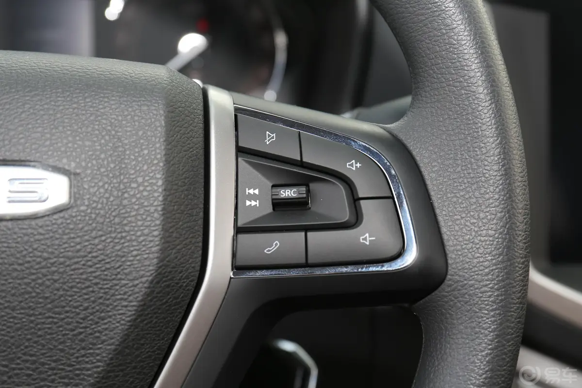 大通T702.0T 自动两驱标箱高底盘舒享版 汽油右侧方向盘功能按键