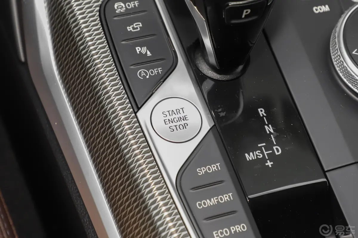 宝马3系330Li xDrive M运动曜夜套装钥匙孔或一键启动按键
